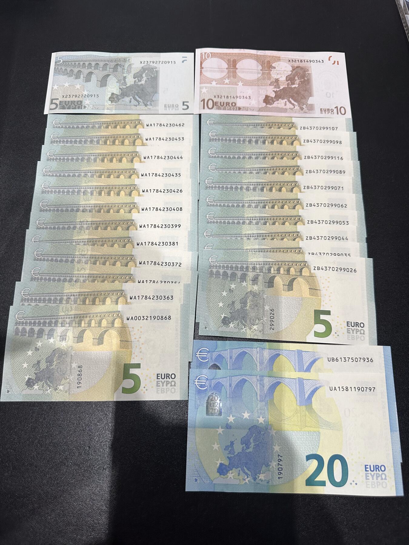 《外钞收藏家》第六百二十一期（精选场）（长期征集拍品、欢迎藏友们联系合作） 二签5和10欧元2张+三签5欧元22张、20欧元2张一起 全新全新UNC