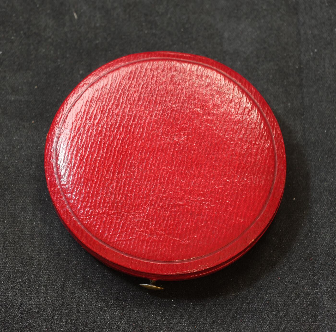 “方寸甄品”甄品场，甄臻铺-世界币章拍卖（第57期，直播拍卖），送拍享返佣金等优惠多多 1876年法国农业与商业部颁发的纪念银章，直径50.7毫米，重65.2克，蜜蜂边铭。正面是法国共和女神头像，背面环绕花环装饰，刻有