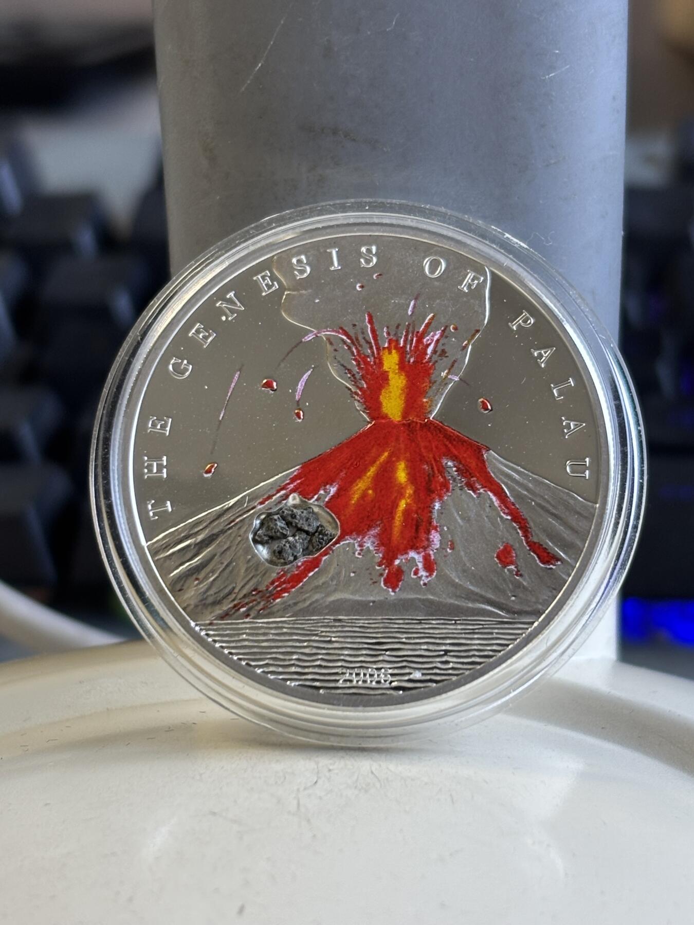 第195期拍卖 帕劳2006年镶嵌皮拉博图火山爆发岩25克银币，925银，发行2500枚