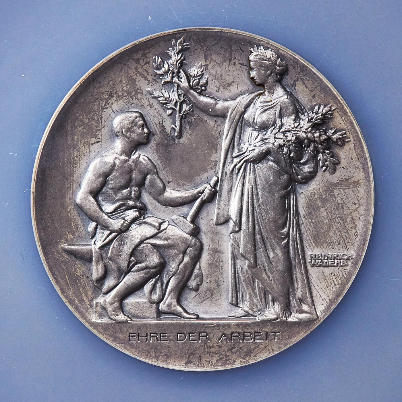 【俄甄集藏】2026年(050)04-01星期三 晚 19:30 全场包邮 德国巴伐利亚19世纪工业女神与蜂房造像工业家协会忠诚服务大银章，NGC MS63，雕刻家海因里希·瓦德雷作品，设计精美，原味老包浆，直径：50mm，少见品种