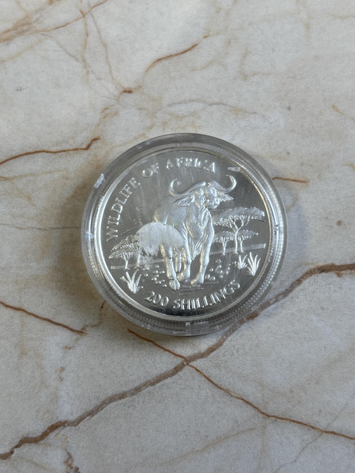 第195期拍卖 稀少坦桑尼亚1997年珍惜动物野牛精制纪念银币，500银，20克，发行5000枚，塑料盒有裂痕