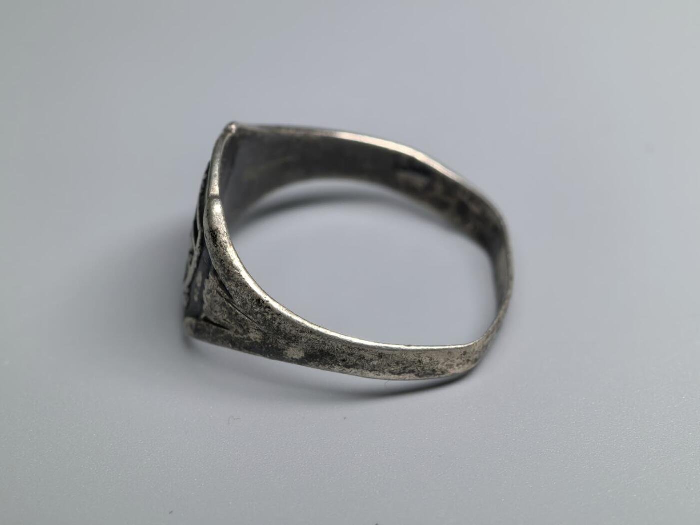 小驴勋章奖章收藏3月28日周六晚六点拍卖（珍爱和平，收藏战争，铭记历史，勿忘国耻，忠党爱国。有偿代拍，送拍规则在简介最后，参拍须阅读规则后再参拍，关系到运费包装发货时效真假辨别等关键信息，拍卖时不再发原图，看大图店主微信码在拍卖店铺介绍里） 丹麦青少年志愿服务联盟戒指，内打标，戒圈有点变形，联盟1902年成立，带个戒指盒子