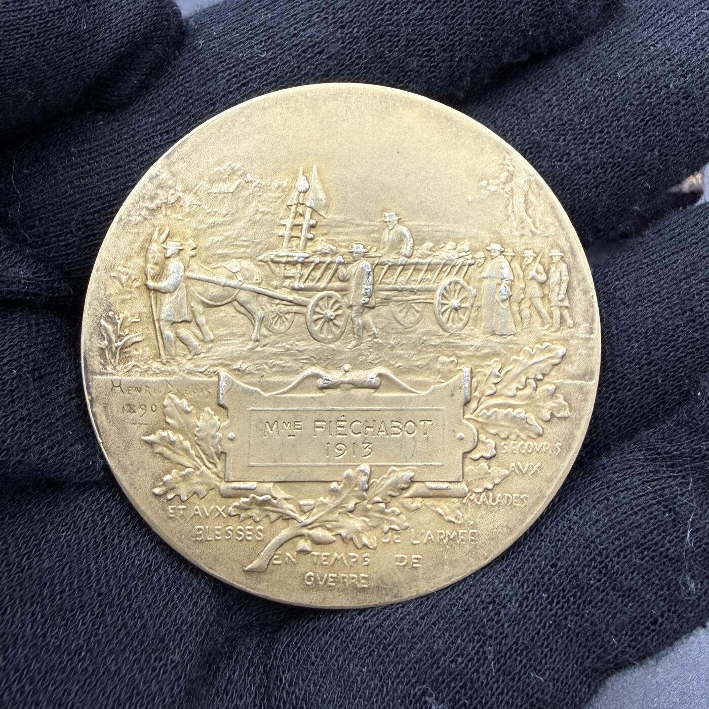 「木头集藏」“春启藏心”——章牌精品专场 H.Dubois～1913年法国女性联盟红十字救助会原盒镀金银章，直径：50 mm，57.3 g。边铭：丰饶角 1ARGENT，正面法语：法国女性联盟红十字会，背面：致军队中的伤员与病患，在战争时期，1913年被授予菲沙博夫人。名家作品，双面设计，品相很不错，原盒正常使用。