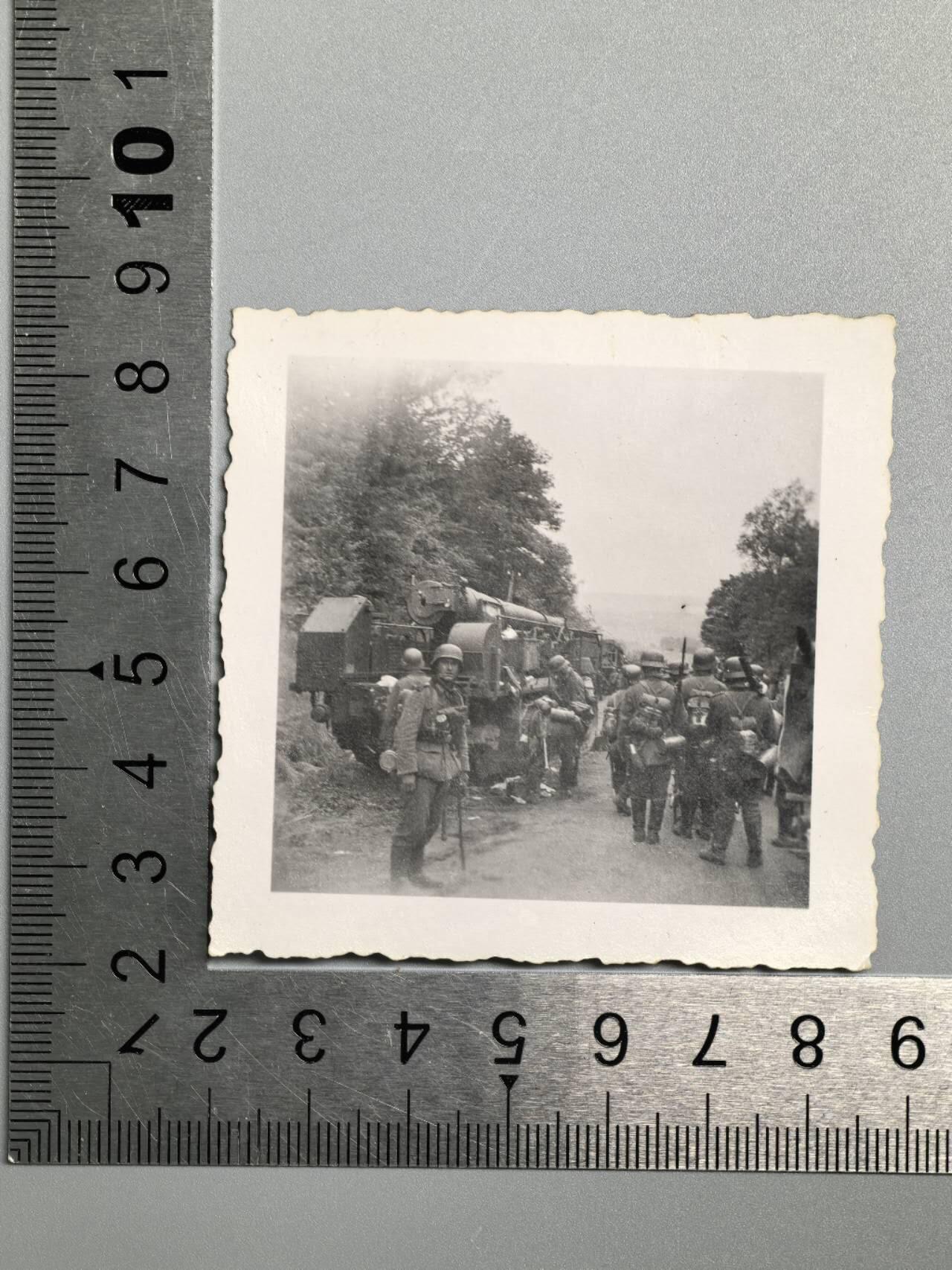 小驴勋章奖章收藏3月28日周六晚六点拍卖（珍爱和平，收藏战争，铭记历史，勿忘国耻，忠党爱国。有偿代拍，送拍规则在简介最后，参拍须阅读规则后再参拍，关系到运费包装发货时效真假辨别等关键信息，拍卖时不再发原图，看大图店主微信码在拍卖店铺介绍里） 得三，士兵，大炮行军照