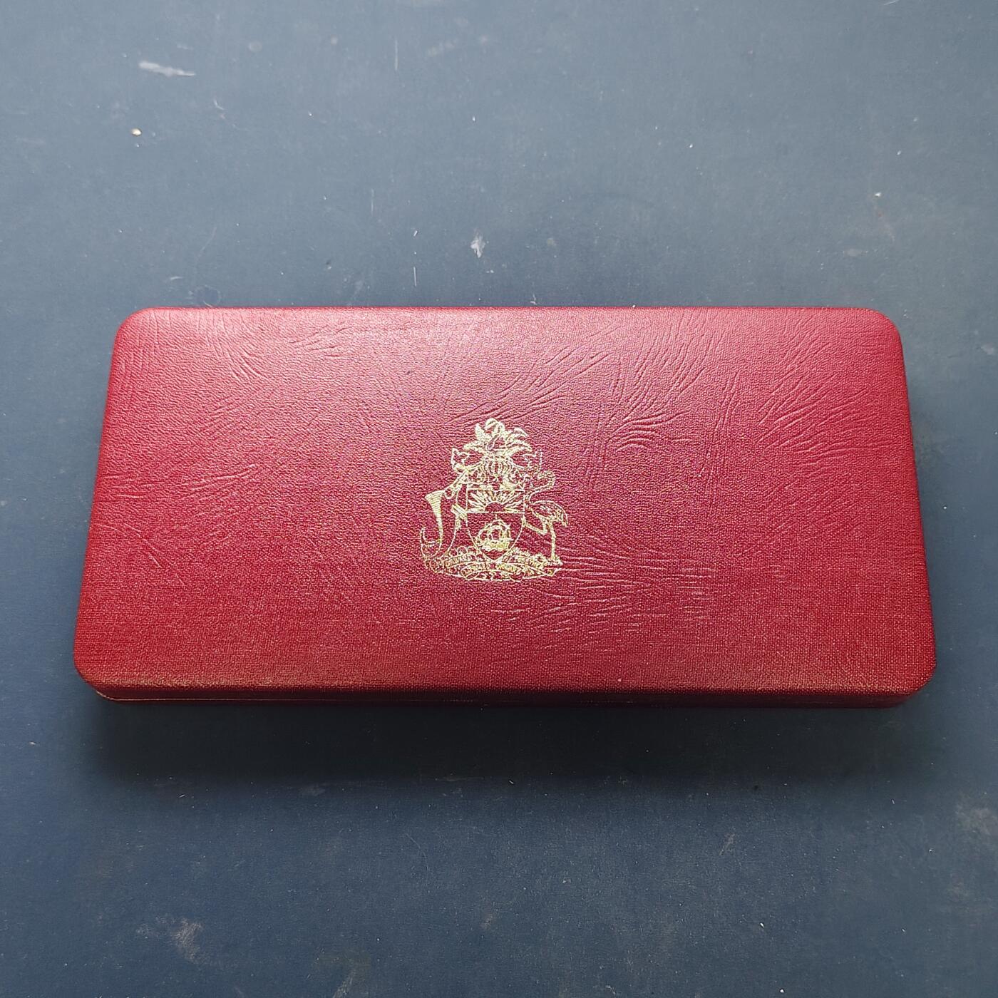 【全场包邮】纯粹捡漏拍515场 【少见】巴哈马群岛1973年官方封装精制套币（封装有破损）-量9853-含国徽银币【45毫米42.12克92.5%】+火烈鸟银币【40毫米29.8克92.5%】+海螺银币【34毫米18.14克80%】+旗鱼银币【29毫米10.37克80%】【共计含纯银89.33克】