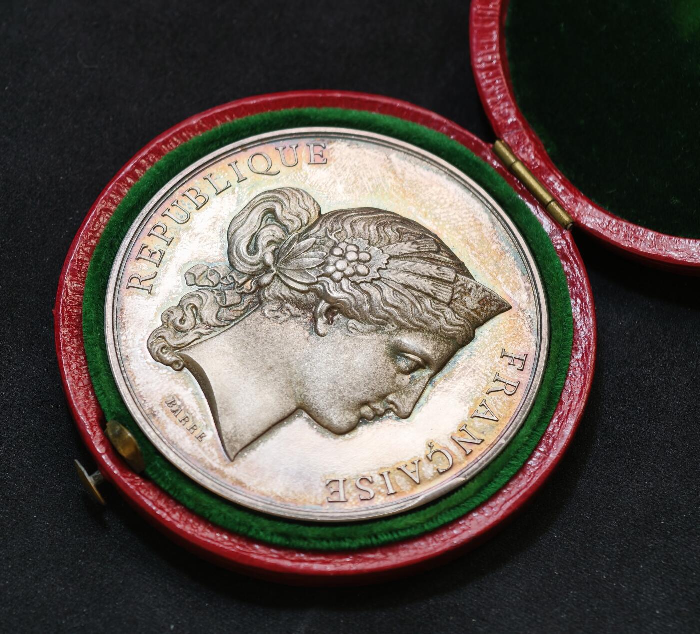 “方寸甄品”甄品场，甄臻铺-世界币章拍卖（第57期，直播拍卖），送拍享返佣金等优惠多多 1876年法国农业与商业部颁发的纪念银章，直径50.7毫米，重65.2克，蜜蜂边铭。正面是法国共和女神头像，背面环绕花环装饰，刻有
