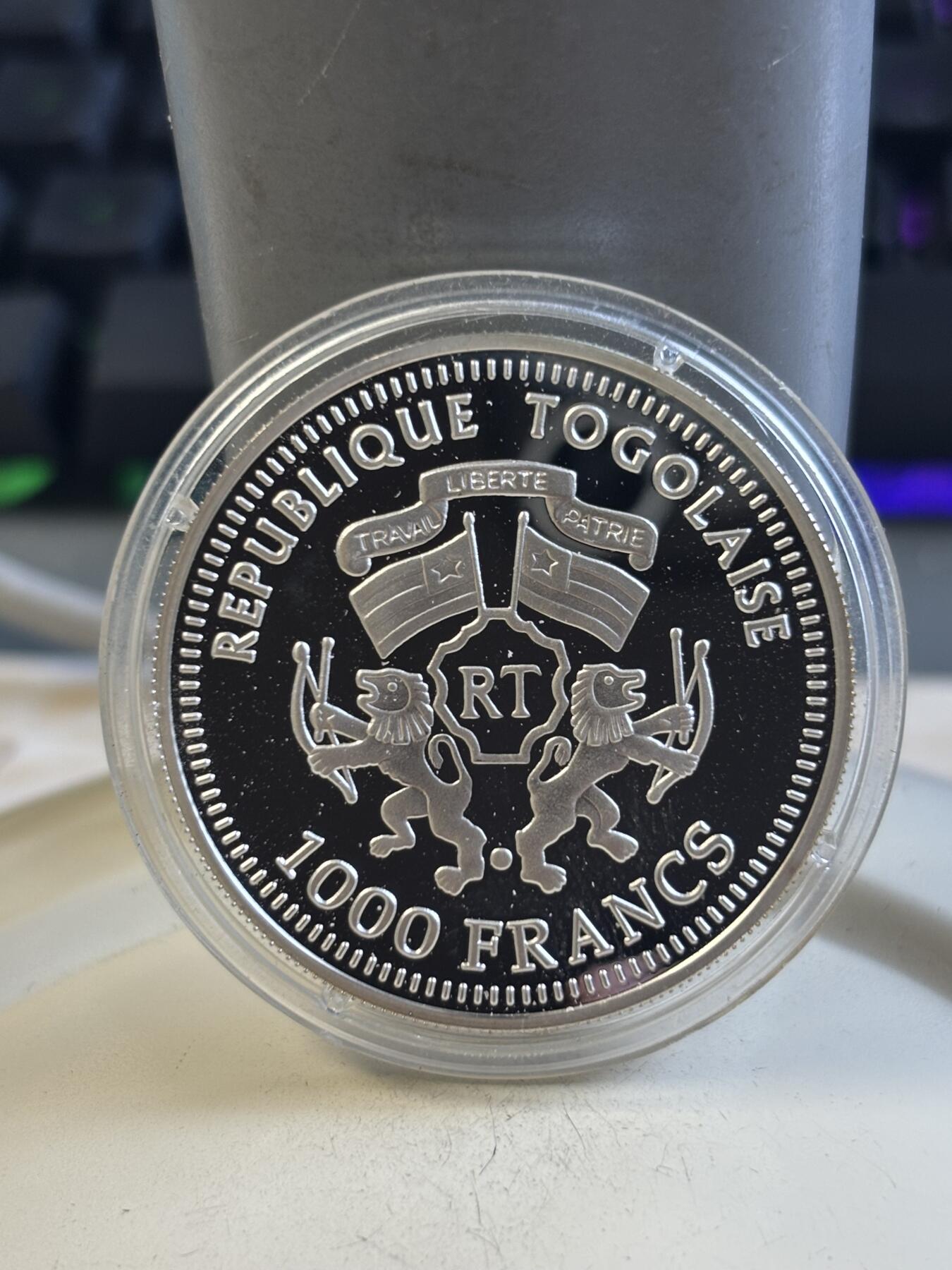 第195期拍卖 多哥2005年珍稀动物系列维氏冕狐猴精制纪念银币，999银，20克，发行1000枚，币上有手印，