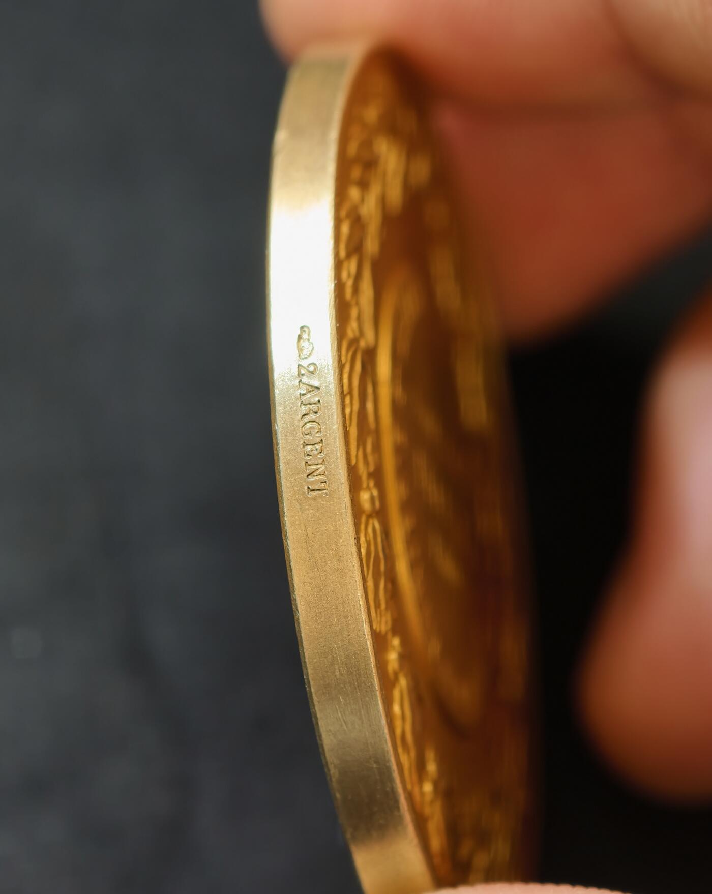 “方寸甄品”甄品场，甄臻铺-世界币章拍卖（第57期，直播拍卖），送拍享返佣金等优惠多多 法国赫耳墨斯银章，直径50毫米，重65.2克，是法国新古典主义章牌艺术的巅峰之作。其创作者路易斯·梅利（1815-1883）是19世纪法国艺术界巨擘，出身雕刻世家，师从大卫·德昂热，1843年斩获象征最高荣誉的罗马大奖。他不仅设计出仅于1849-1851年少量发行的第二共和国20法郎金币（法国史上著名铸币），更在巴黎高美任教，培养出博雷尔等大师，1866年获拿破仑三世授予荣誉军团骑士勋章，其家乡街