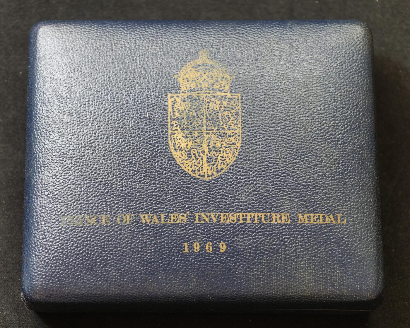 “方寸甄品”甄品场，甄臻铺-世界币章拍卖（第57期，直播拍卖），送拍享返佣金等优惠多多 英国威尔士亲王查尔斯加冕银质纪念章，1969年，带原盒和证书，重69.927克，直径44.8毫米，银质，正面是查尔斯亲王头像，背面威尔士红龙图案