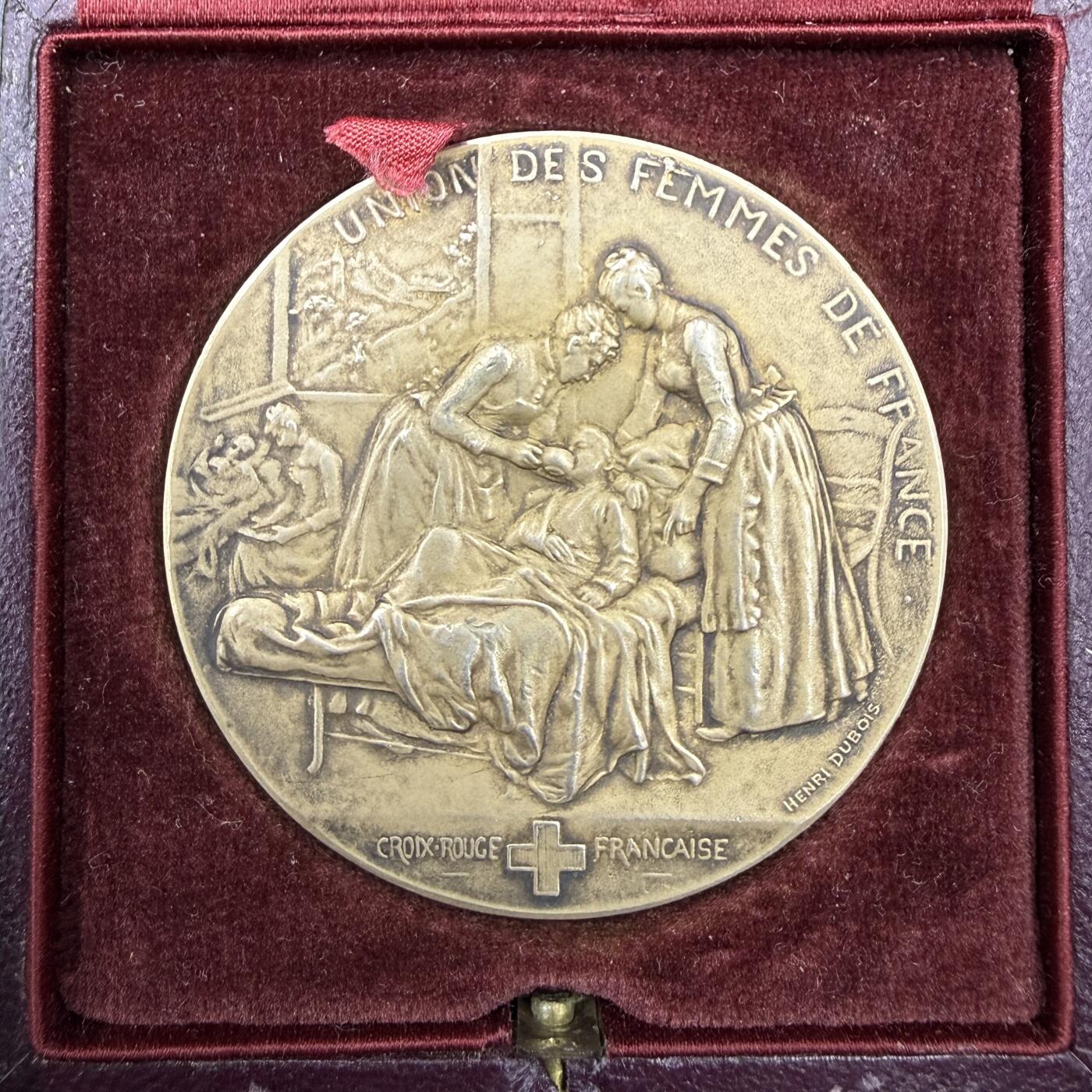 「木头集藏」“春启藏心”——章牌精品专场 H.Dubois～1913年法国女性联盟红十字救助会原盒镀金银章，直径：50 mm，57.3 g。边铭：丰饶角 1ARGENT，正面法语：法国女性联盟红十字会，背面：致军队中的伤员与病患，在战争时期，1913年被授予菲沙博夫人。名家作品，双面设计，品相很不错，原盒正常使用。