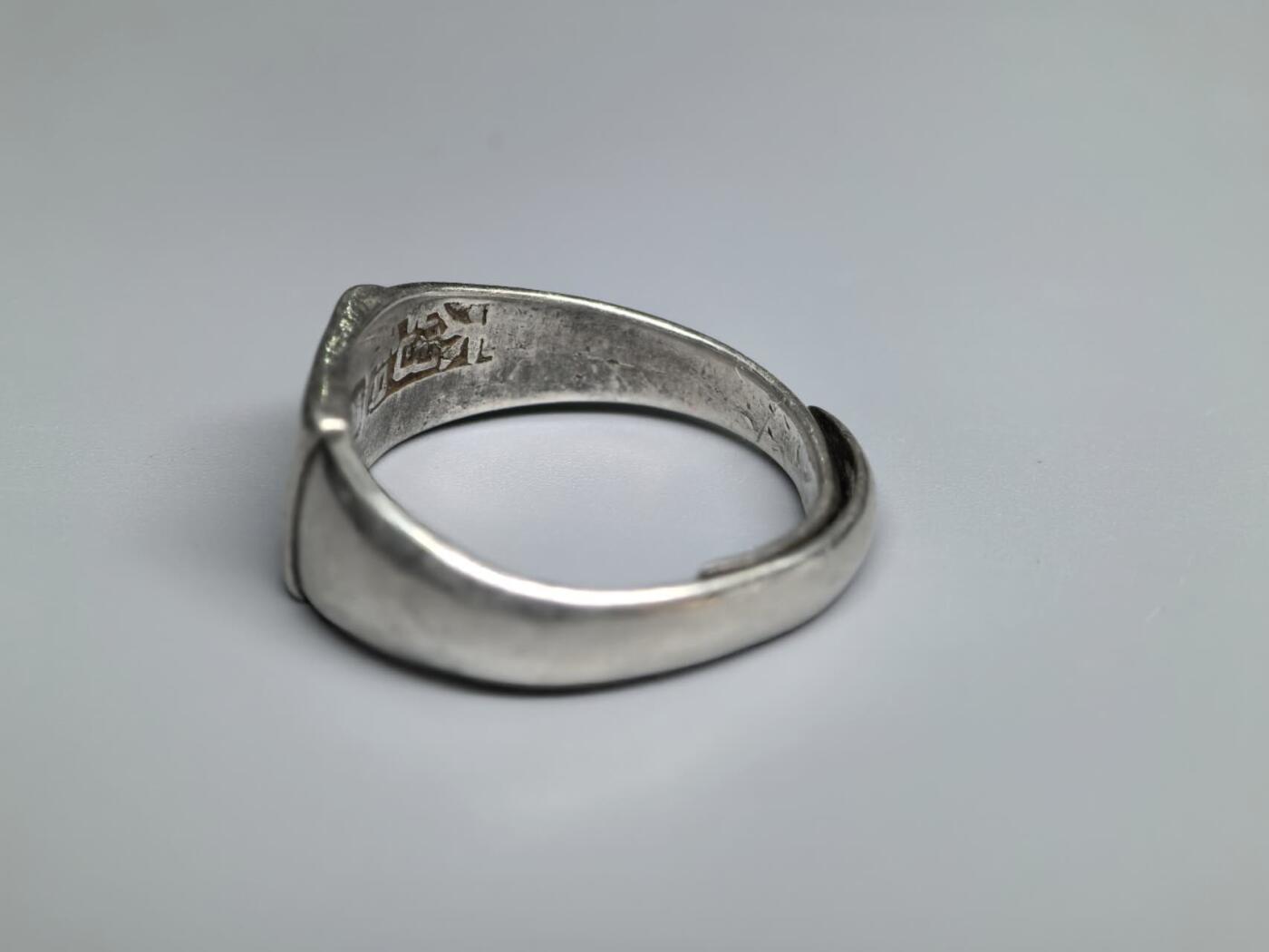 小驴勋章奖章收藏3月28日周六晚六点拍卖（珍爱和平，收藏战争，铭记历史，勿忘国耻，忠党爱国。有偿代拍，送拍规则在简介最后，参拍须阅读规则后再参拍，关系到运费包装发货时效真假辨别等关键信息，拍卖时不再发原图，看大图店主微信码在拍卖店铺介绍里） 民国戒指 内戳是天津银楼 天增和 足纹 ，银质