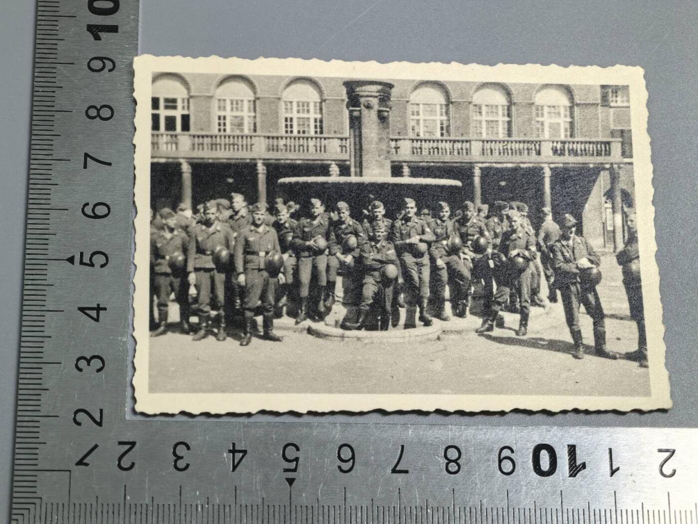 小驴勋章奖章收藏3月28日周六晚六点拍卖（珍爱和平，收藏战争，铭记历史，勿忘国耻，忠党爱国。有偿代拍，送拍规则在简介最后，参拍须阅读规则后再参拍，关系到运费包装发货时效真假辨别等关键信息，拍卖时不再发原图，看大图店主微信码在拍卖店铺介绍里） 士兵喷泉合影照片