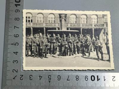 小驴勋章奖章收藏3月28日周六晚六点拍卖（珍爱和平，收藏战争，铭记历史，勿忘国耻，忠党爱国。有偿代拍，送拍规则在简介最后，参拍须阅读规则后再参拍，关系到运费包装发货时效真假辨别等关键信息，拍卖时不再发原图，看大图店主微信码在拍卖店铺介绍里） - 士兵喷泉合影照片