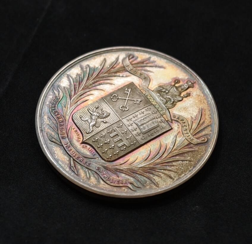 “方寸甄品”甄品场，甄臻铺-世界币章拍卖（第57期，直播拍卖），送拍享返佣金等优惠多多 法国1903-1910年阿尔伯特·德奎德特（Albert Dequidt）银质纪念章，重66克，直径50.3毫米，带漂亮红色皮盒不确定是不是原配。