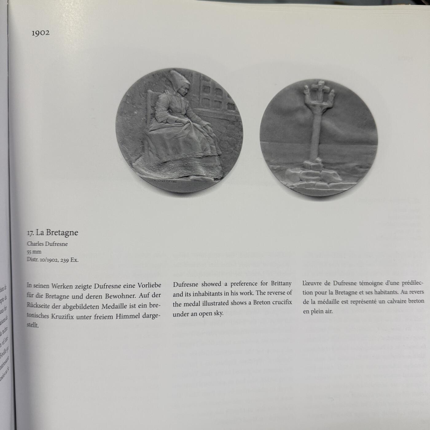 「木头集藏」“春启藏心”——章牌精品专场 CH. Dufresne～法国SAMF协会17号作品铜章“布列塔尼”，MS65 ，法兰西章牌之友协会（SAMF）1902年发行，直径：55mm，品相绝佳，SAMF协会章能评到65分的非常少见！铜章发行量仅136枚，边铭：丰饶角BRONZE 火蝾螈 限量编号94。正面是一位身着布列塔尼传统服饰的女性，背面是布列塔尼传统样式的十字架。