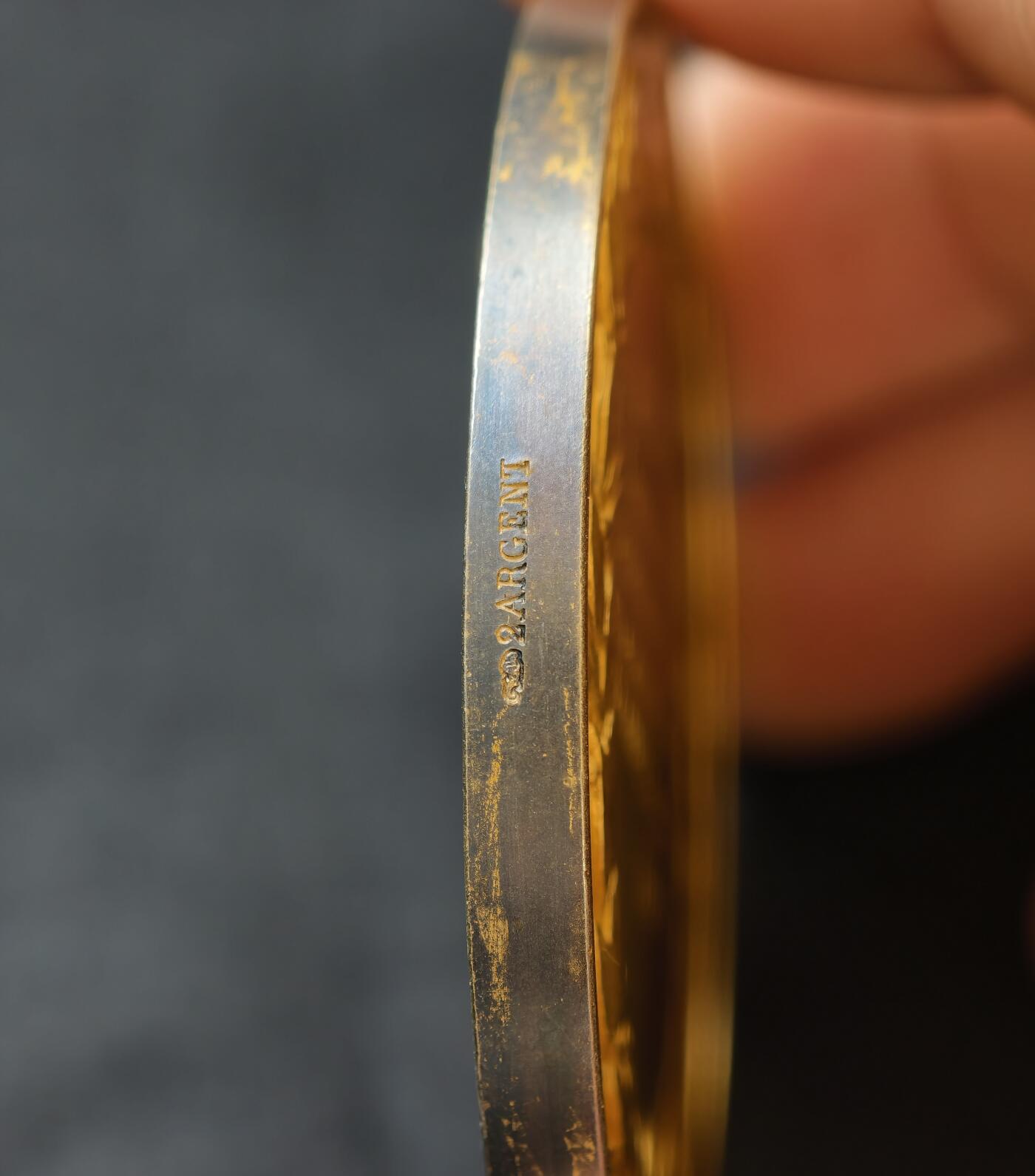 “方寸甄品”甄品场，甄臻铺-世界币章拍卖（第57期，直播拍卖），送拍享返佣金等优惠多多 1924年法国圣康坦工业协会颁发的银质纪念章，重100.751克，直径56.8毫米，原装红色皮盒，边铭2ARGENT代表800银，该章品相完好，细节丰富，正反面金水完好，边缘鎏金有脱落见视频，难得法国镀金大章。