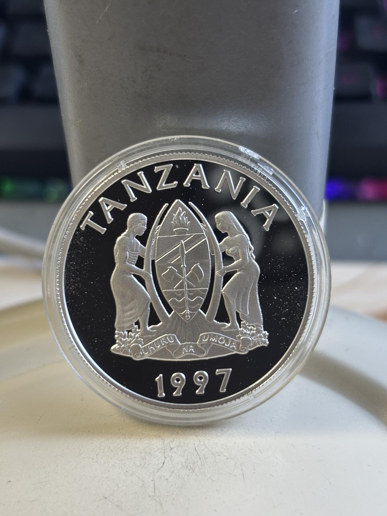 第195期拍卖 稀少坦桑尼亚1997年珍惜动物野牛精制纪念银币，500银，20克，发行5000枚，塑料盒有裂痕