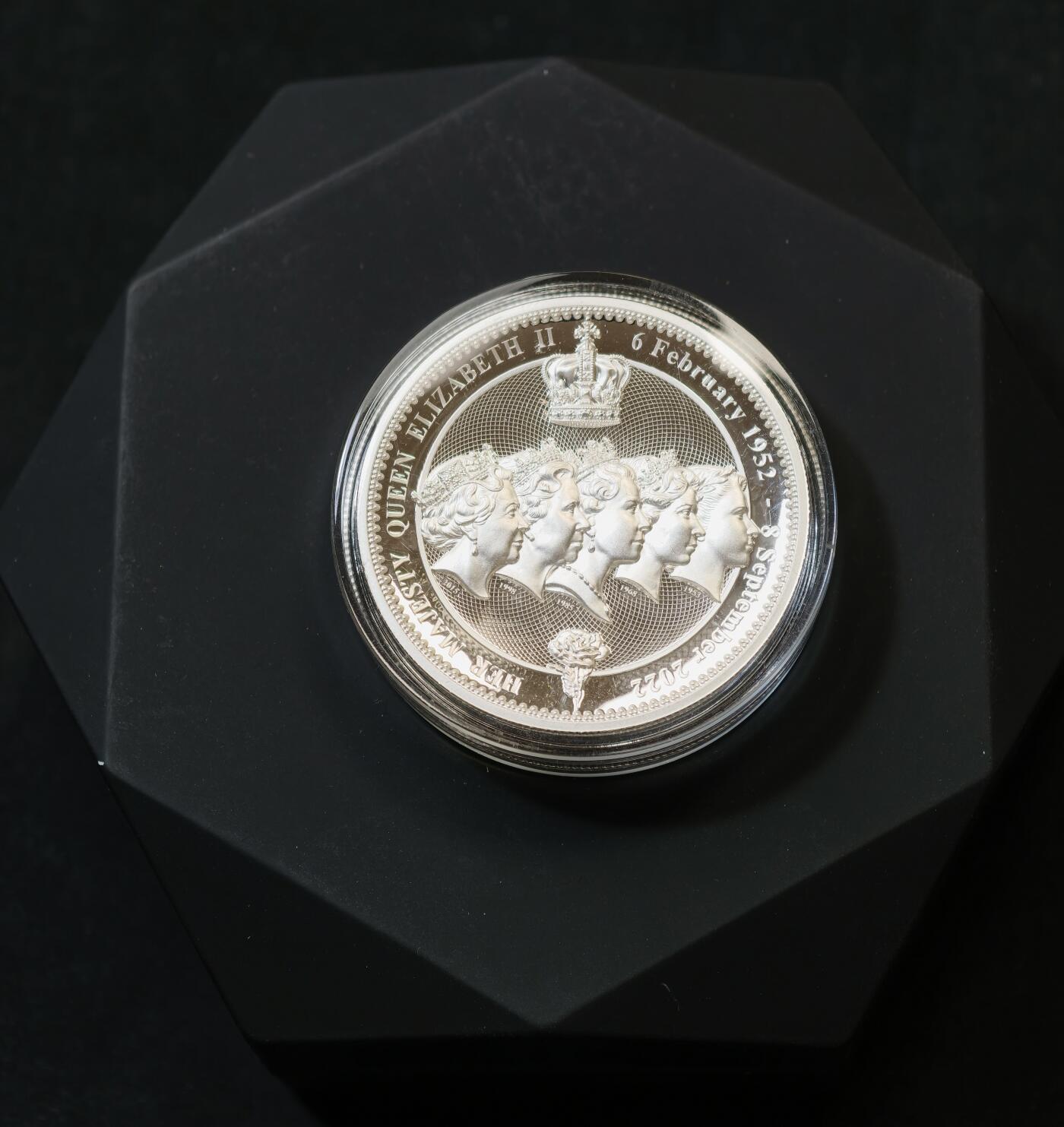 “方寸甄品”甄品场，甄臻铺-世界币章拍卖（第57期，直播拍卖），送拍享返佣金等优惠多多 2022年纽埃2盎司精制银币，纪念伊丽莎白二世逝世，背面高浮雕5个女王各时代头像，含银量999，盒证齐全