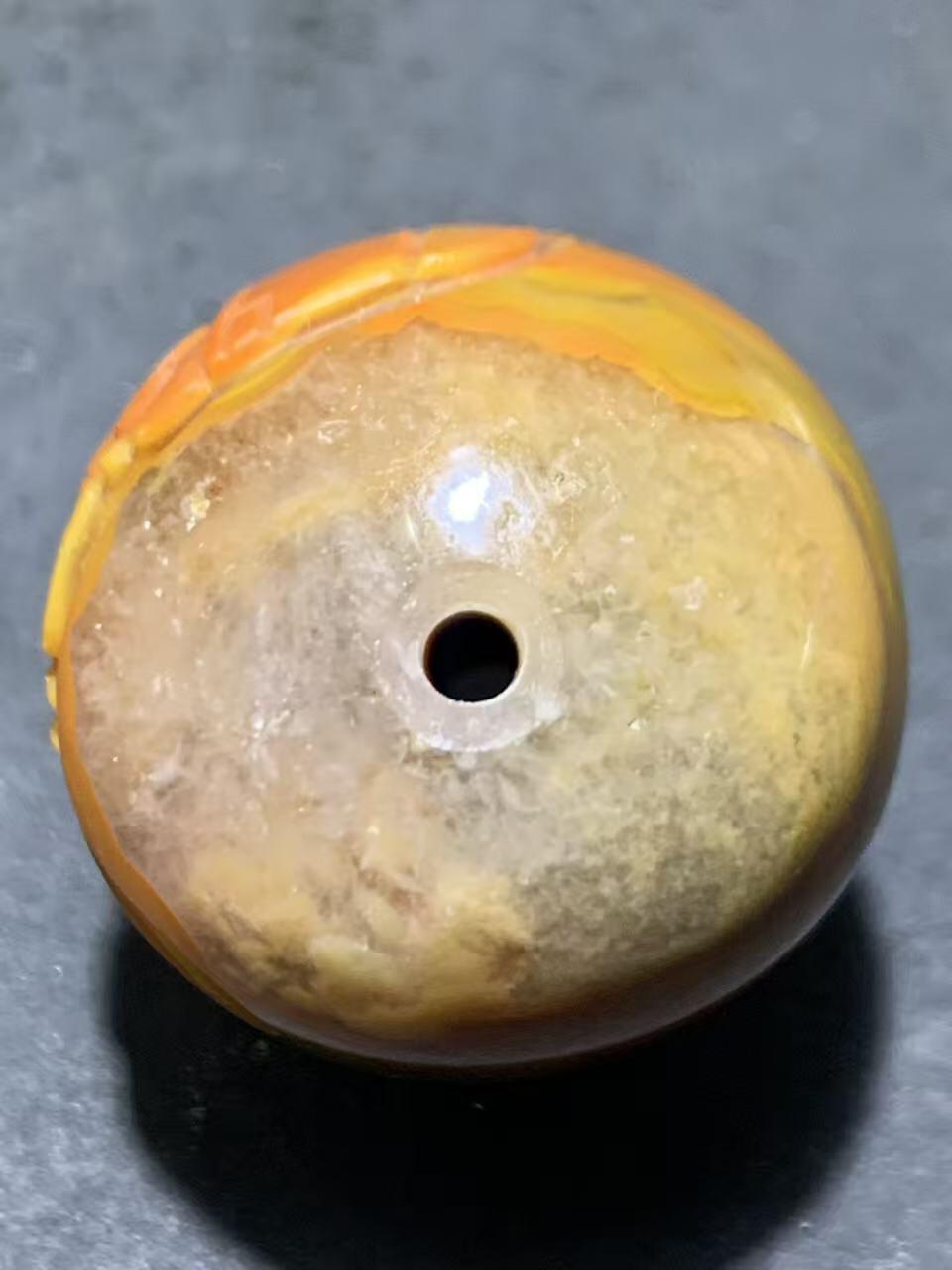 精美冰飘亚光草花纹战国红玛瑙手工俏色巧雕武财神忠义关二爷圆珠一颗！