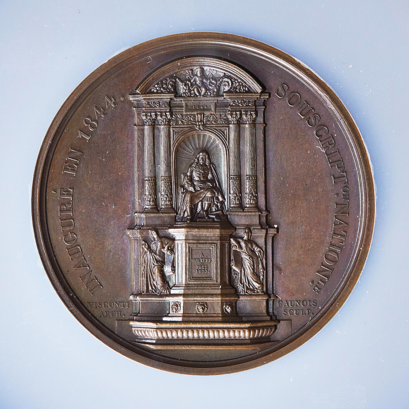 【俄甄集藏】2026年(050)04-01星期三 晚 19:30 全场包邮 法国1844年纪念戏剧作家莫里哀雕像喷泉建成大铜章，NGC MS64，高浮雕，巧克力包浆，雕刻家卡克作品，直径57mm，原铸船首铭