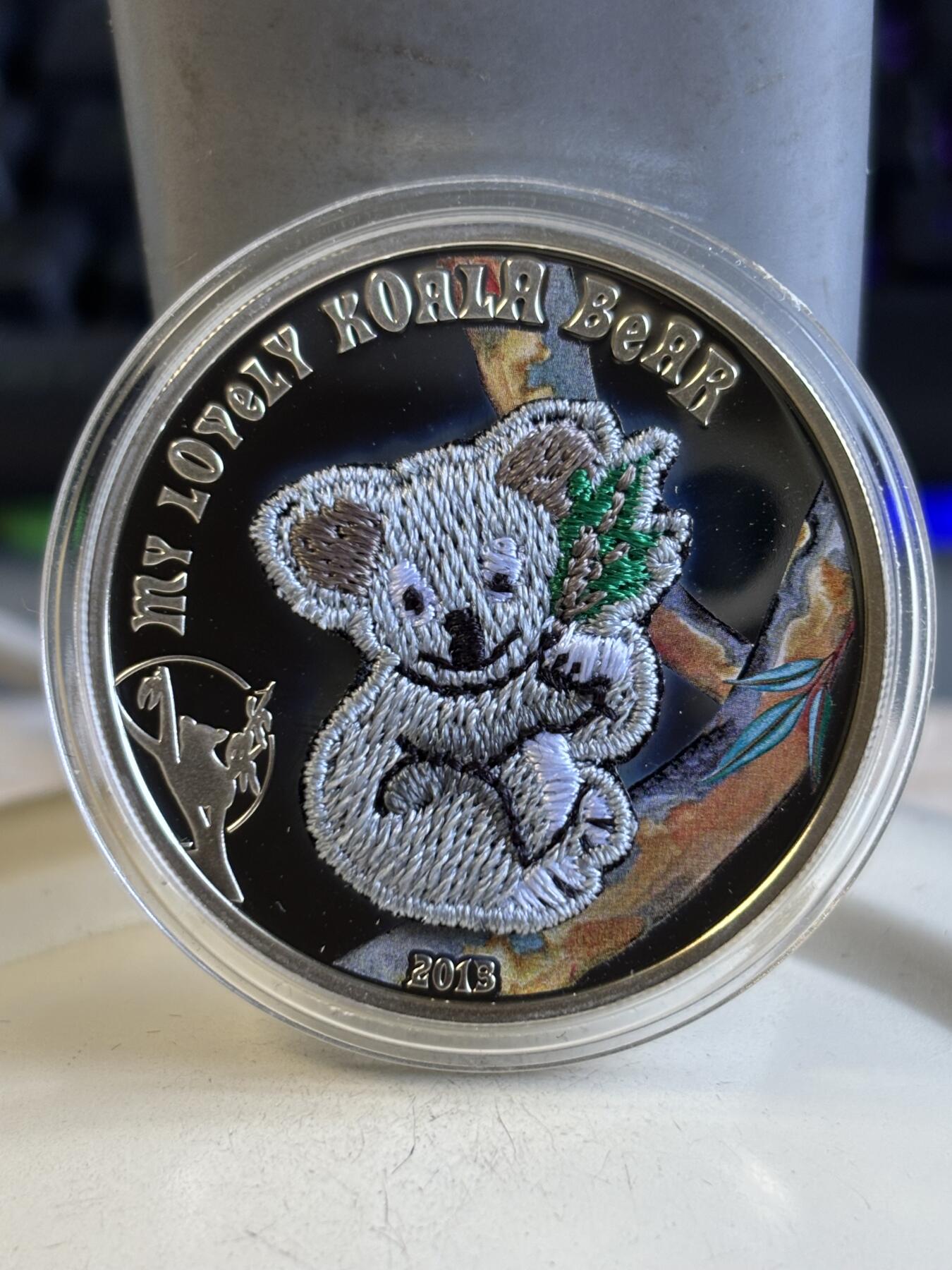 第195期拍卖 帕劳2013年考拉镶嵌实体瑞士刺绣针织纪念银币带证书，925银，25克，发行2013年，有氧化