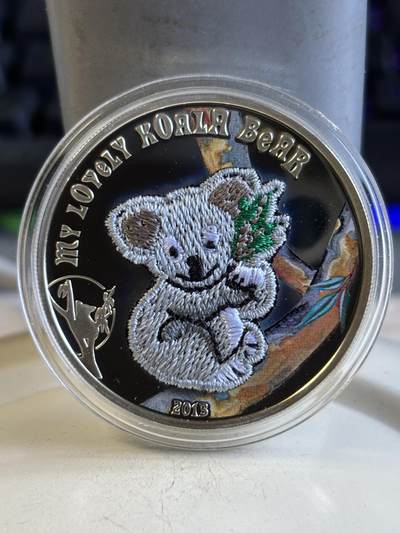 第195期拍卖 - 帕劳2013年考拉镶嵌实体瑞士刺绣针织纪念银币带证书，925银，25克，发行2013年，有氧化