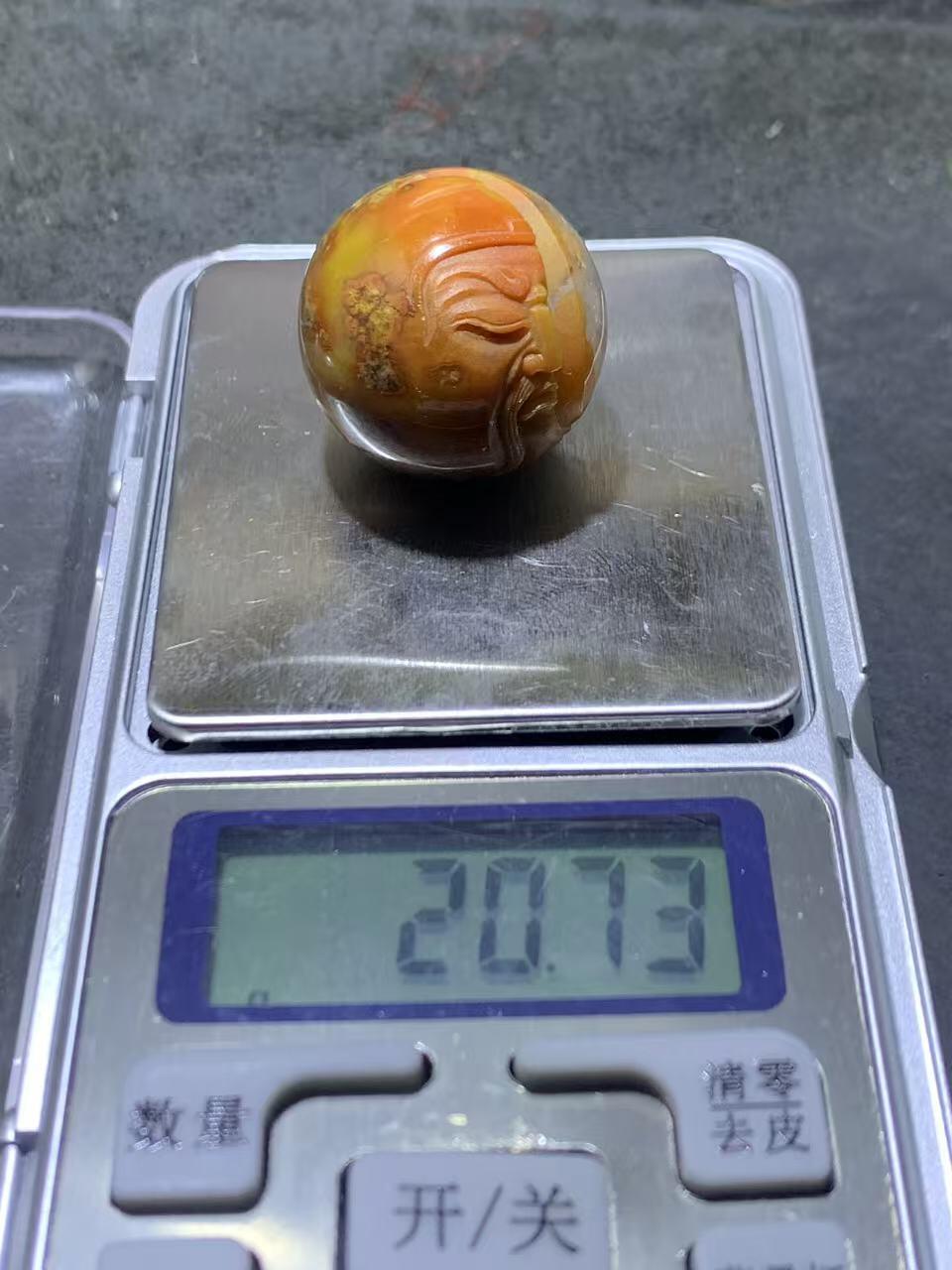 精美冰飘亚光草花纹战国红玛瑙手工俏色巧雕武财神忠义关二爷圆珠一颗！