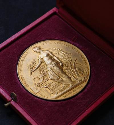 “方寸甄品”甄品场，甄臻铺-世界币章拍卖（第57期，直播拍卖），送拍享返佣金等优惠多多 - 1924年法国圣康坦工业协会颁发的银质纪念章，重100.751克，直径56.8毫米，原装红色皮盒，边铭2ARGENT代表800银，该章品相完好，细节丰富，正反面金水完好，边缘鎏金有脱落见视频，难得法国镀金大章。