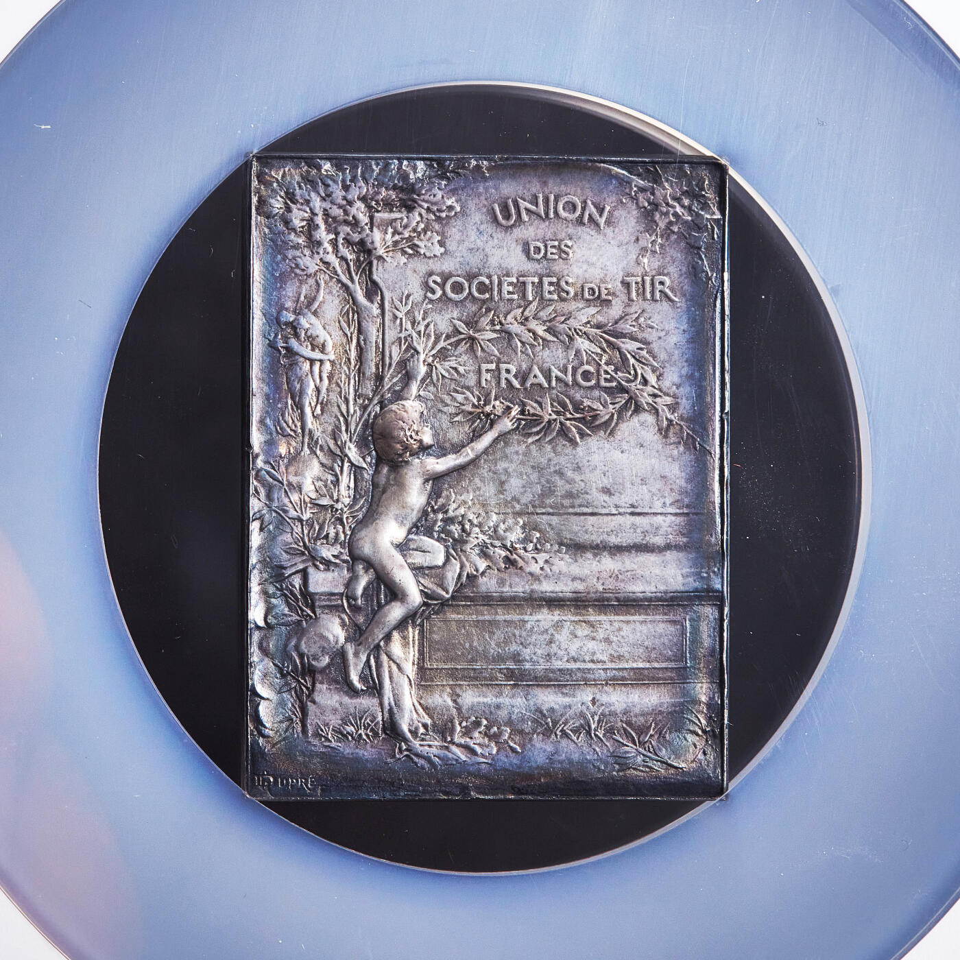 【俄甄集藏】2026年(050)04-01星期三 晚 19:30 全场包邮 法国19世纪玛丽安娜坐像射击协会联盟发行爱国主义与射击运动荣誉镀银方形大铜章，NGC AU58，五彩包浆，设计精美绝伦，新艺术运动时期代表雕刻家亨利·欧仁·杜普雷作品，尺寸：51mm×38mm，稀少品种