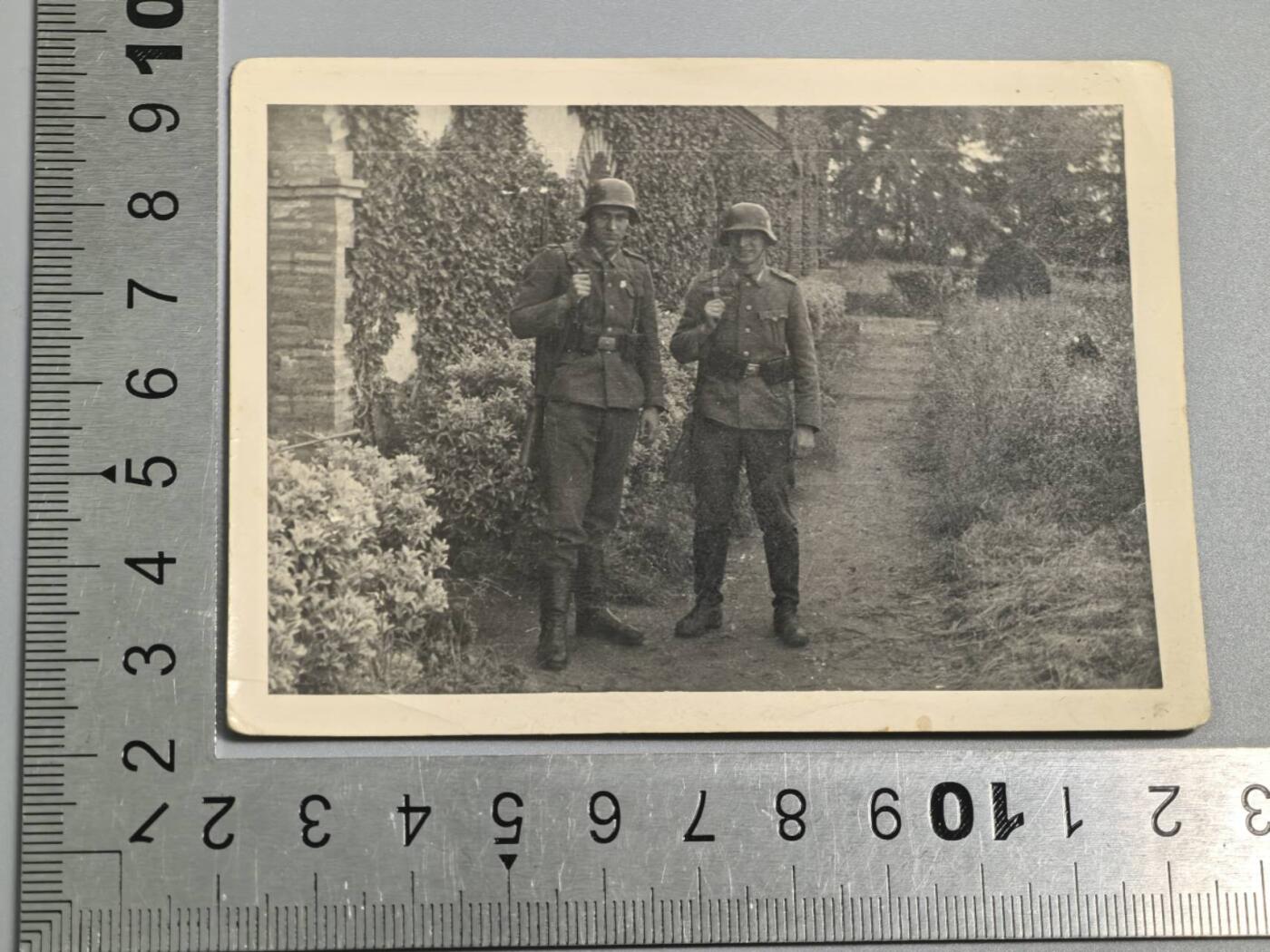 小驴勋章奖章收藏3月28日周六晚六点拍卖（珍爱和平，收藏战争，铭记历史，勿忘国耻，忠党爱国。有偿代拍，送拍规则在简介最后，参拍须阅读规则后再参拍，关系到运费包装发货时效真假辨别等关键信息，拍卖时不再发原图，看大图店主微信码在拍卖店铺介绍里） 得三两名士兵合影照片