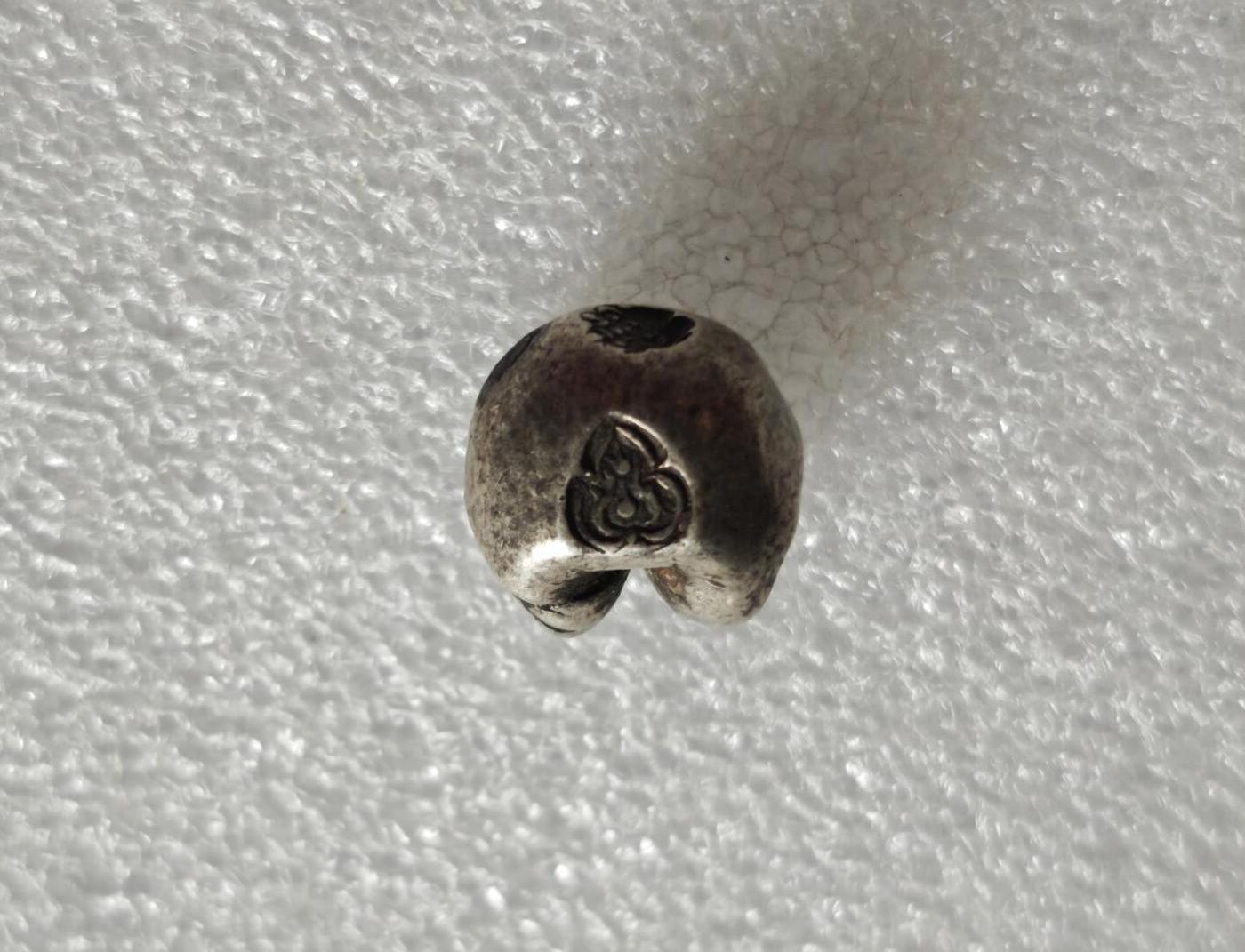 瓶子🏺第234期拍卖会  泰国拉玛王朝的“屁股银锭”（子弹银/尻川银）   这是暹罗（今泰国）拉玛王朝一世至五世（约1782–1910年）流通的小银锭，因外形酷似臀部，被民间俗称为“屁股银”“尻川银”，也叫“子弹银”