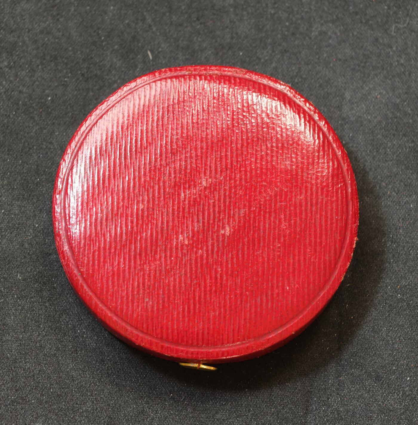 “方寸甄品”甄品场，甄臻铺-世界币章拍卖（第57期，直播拍卖），送拍享返佣金等优惠多多 1854年法国拿破仑三世农业竞赛获奖银章，直径50.5毫米，重64.1克。正面是拿破仑三世侧面头像，环绕葡萄藤蔓装饰，手指边铭加ARGENT，带原盒，完美品相