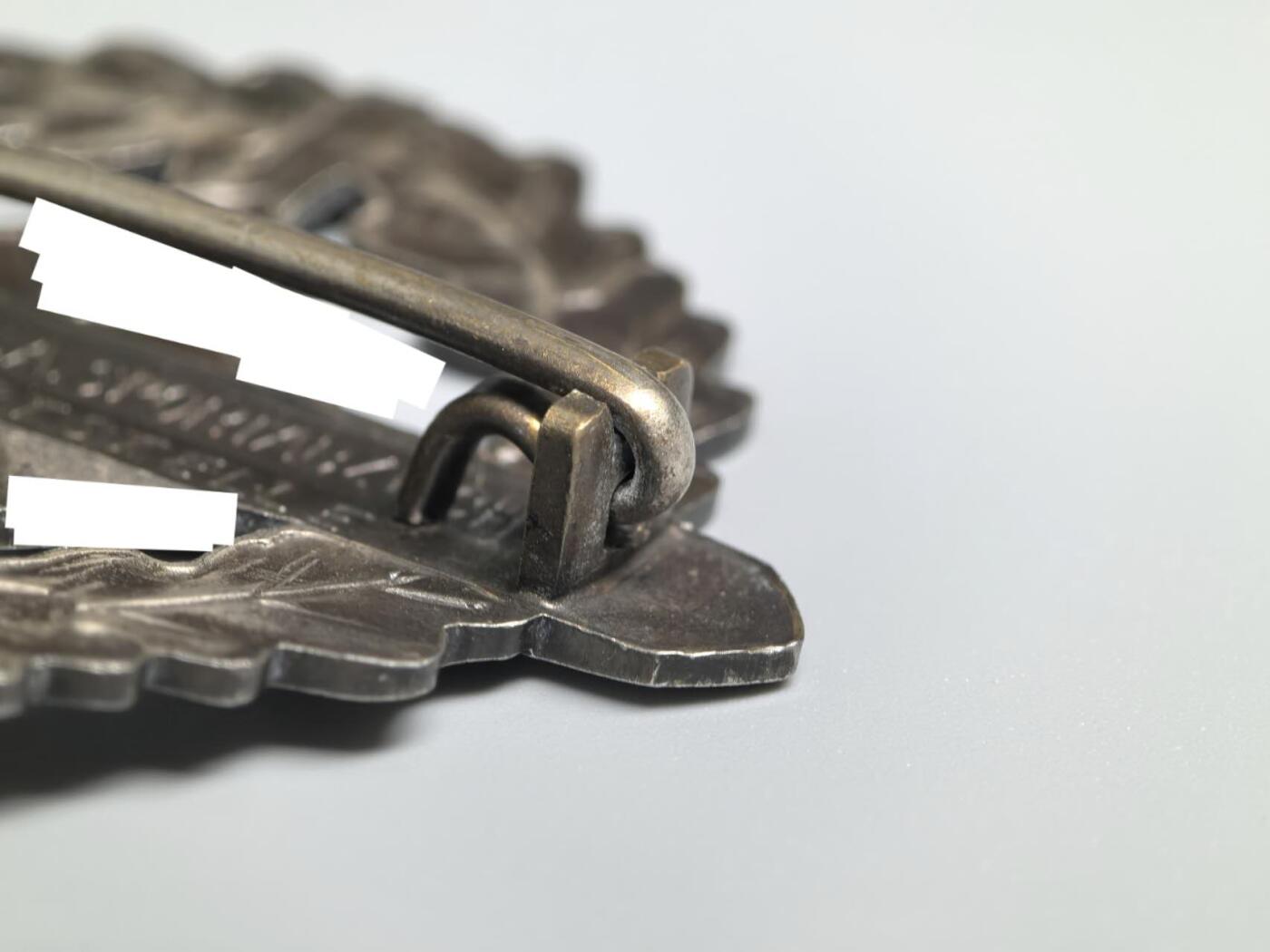 小驴勋章奖章收藏3月28日周六晚六点拍卖（珍爱和平，收藏战争，铭记历史，勿忘国耻，忠党爱国。有偿代拍，送拍规则在简介最后，参拍须阅读规则后再参拍，关系到运费包装发货时效真假辨别等关键信息，拍卖时不再发原图，看大图店主微信码在拍卖店铺介绍里） 得三SA银级体能奖章，背打KARL HENSLER, PFORZHEIM厂标（RZM M1/6厂），磁性金属镀铜章体铜质别杆组合镀银，好品，比铜级少见太多了