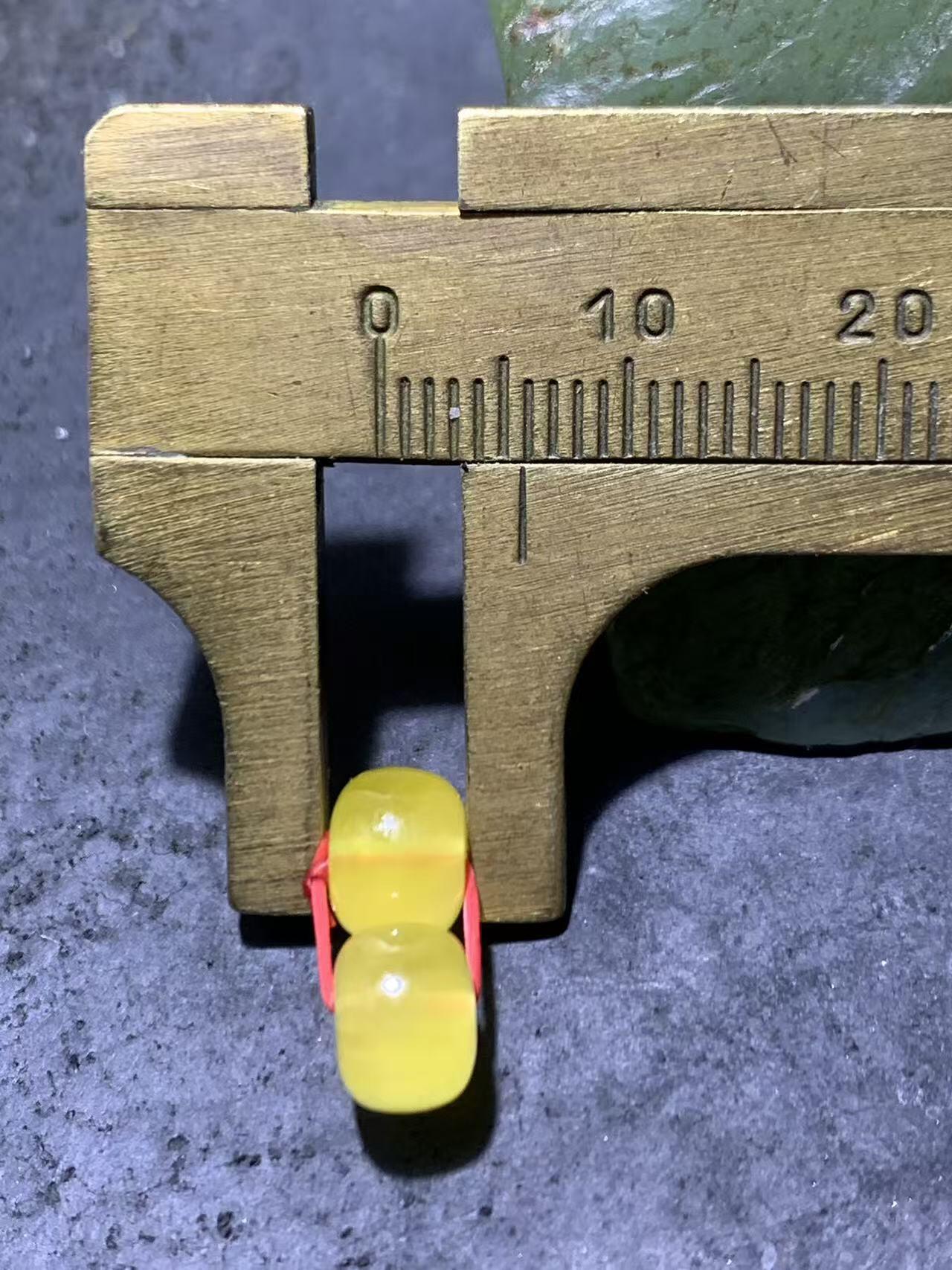 天然乌克兰原矿蜜蜡老形桶珠腰珠两颗，