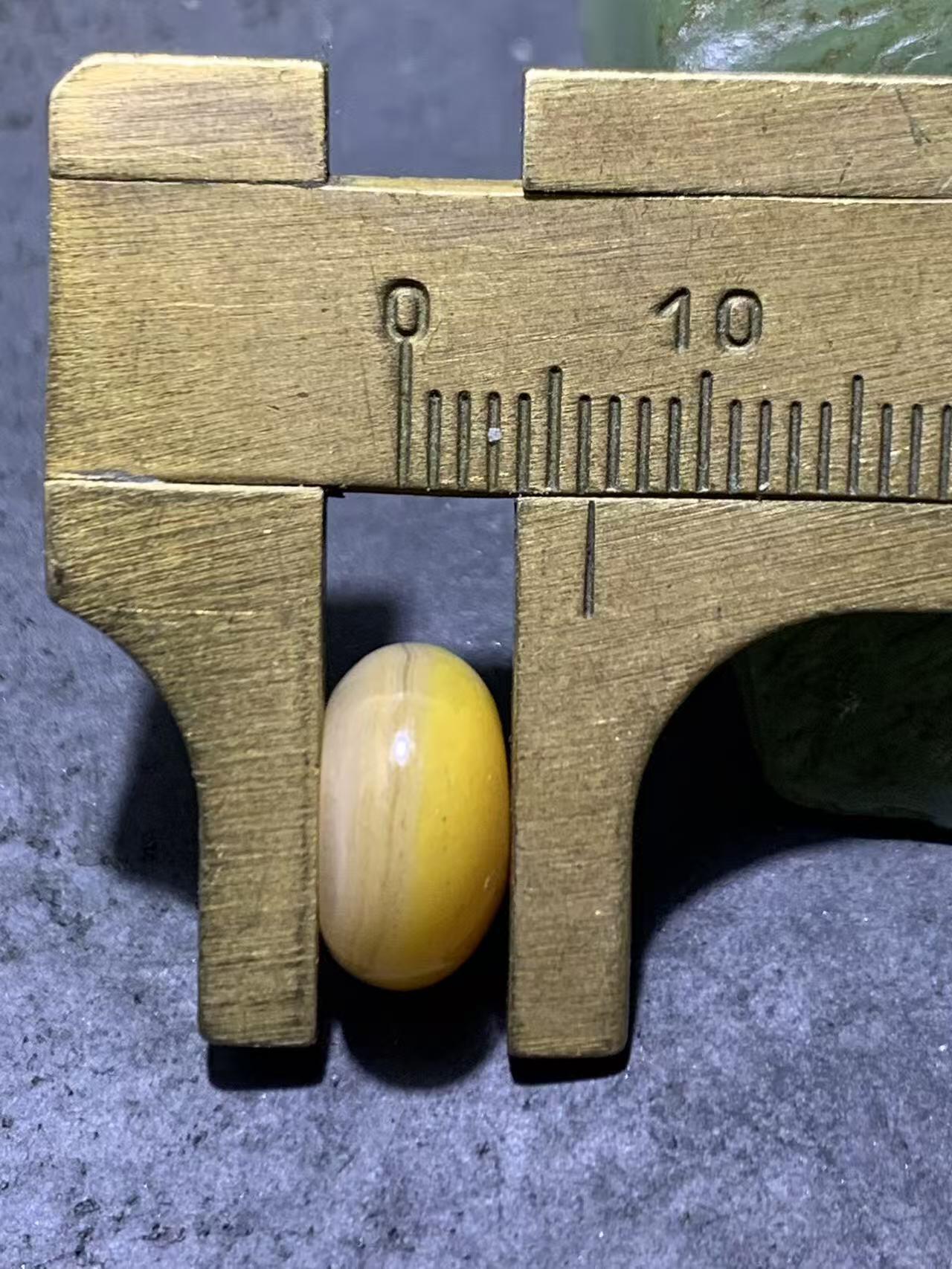 精美蒙料鸡油黄冻料战国红玛瑙随形算盘珠一个