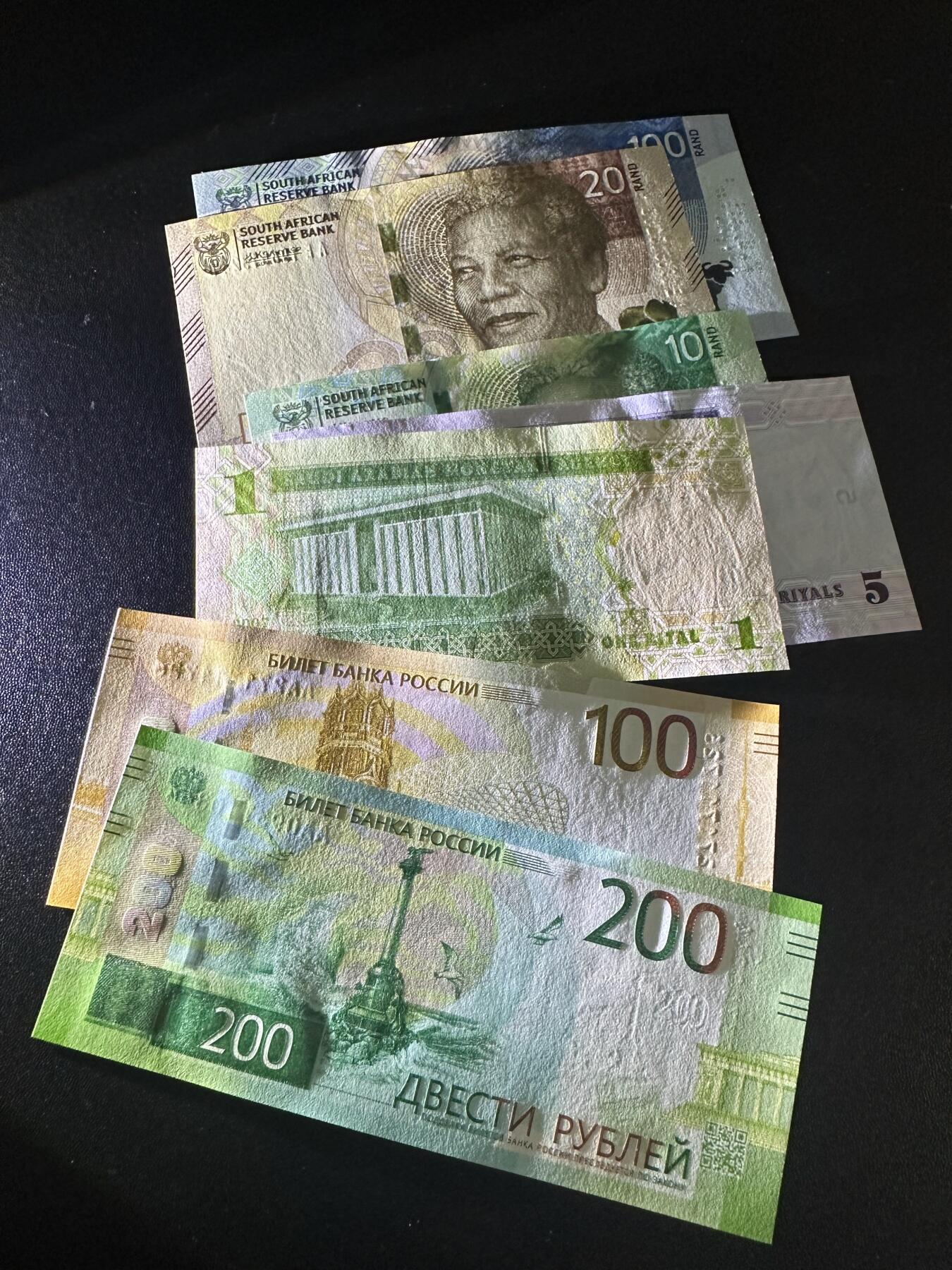 《外钞收藏家》第六百二十一期（精选场）（长期征集拍品、欢迎藏友们联系合作） 俄罗斯最新版100和200卢布 AA冠+沙特阿拉伯1和5里亚尔+南非10、20、100兰特 7张一起 全新UNC