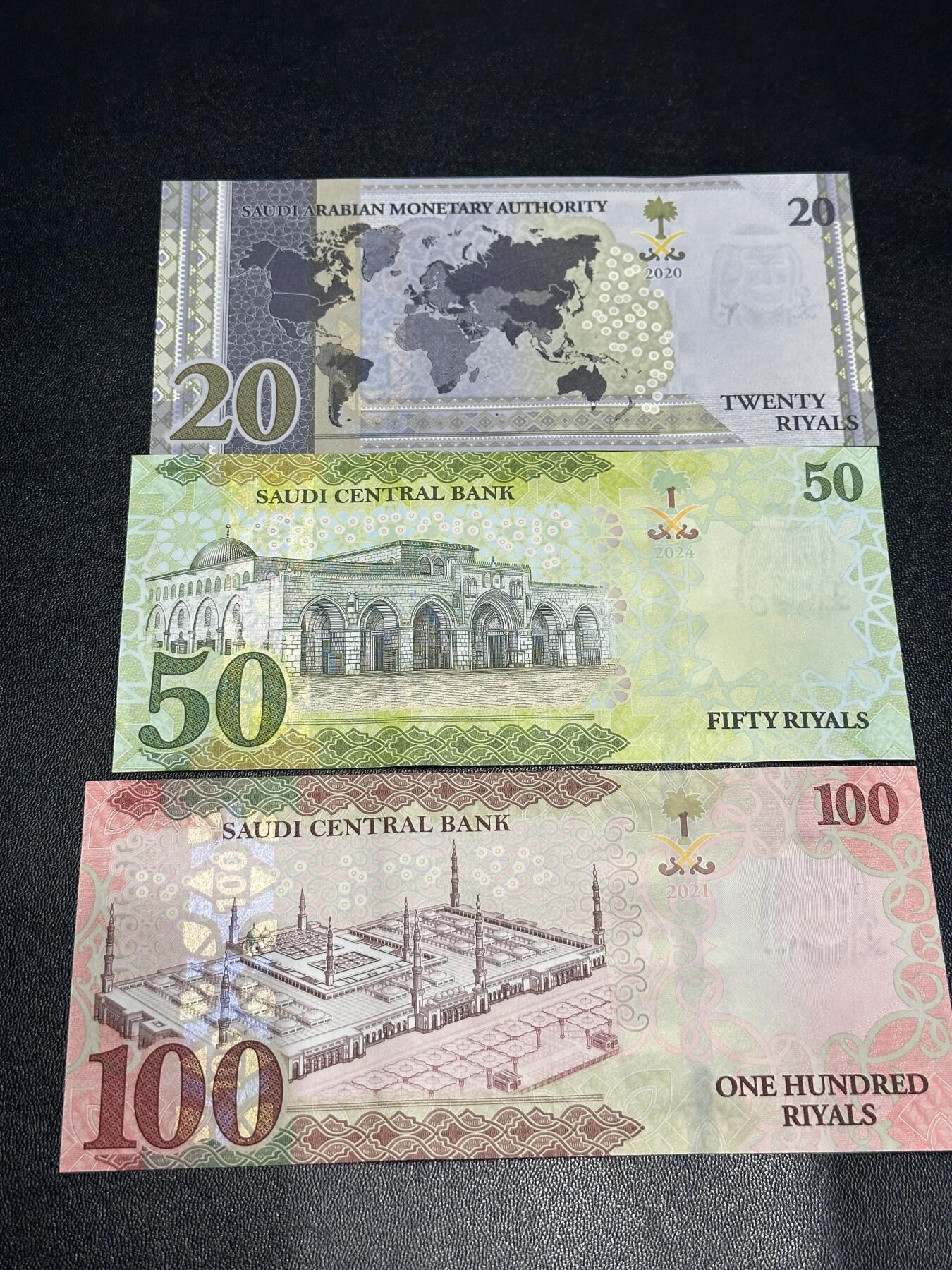 《外钞收藏家》第六百二十一期（精选场）（长期征集拍品、欢迎藏友们联系合作） 沙特阿拉伯20、50、100里亚尔 三张一起 全新UNC