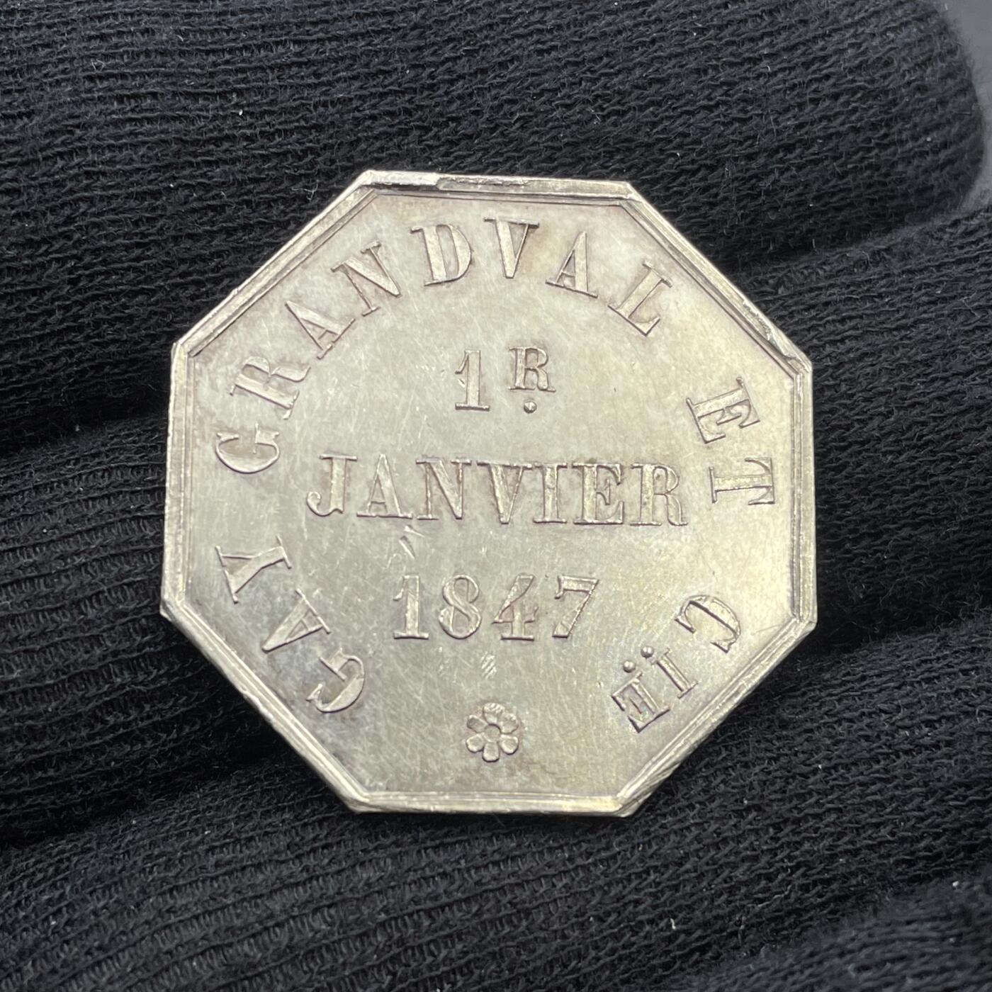 「木头集藏」“春启藏心”——章牌精品专场 1847年法国马赛商会中央金库八角银章，直径：30 mm，12.2 g，边铭：手指 ARGENT （1845-1860），少见八角。正面刻画商业之神赫尔墨斯的坐姿像，他手持双蛇杖（商业与贸易的象征），身旁有船锚、商船、盾牌（马赛市徽十字盾）与货箱，呼应马赛作为地中海商业港口的身份