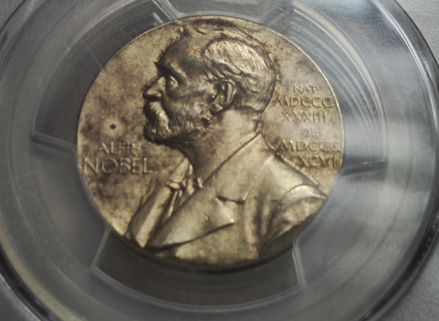 瓶子🏺第234期拍卖会  瑞典诺贝尔医学奖提名委员会镀金银质纪念章（1984年）   这是一枚瑞典诺贝尔医学奖提名委员会发行的镀金银质纪念章，铸造于1984年，由PCGS评级为SP 62（样币级，未流通）阿斯克勒庇俄斯之杖（Rod of Asclepius），即蛇缠绕在权杖上，是医学的经典象征，下方搭配药碗与月桂叶（象征胜利与荣誉）这枚章是诺贝尔医学奖提名委员会的官方纪念章，用于表彰或馈赠参与诺贝尔医学奖提名的专家学者