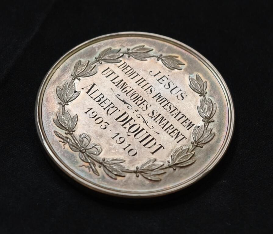 “方寸甄品”甄品场，甄臻铺-世界币章拍卖（第57期，直播拍卖），送拍享返佣金等优惠多多 法国1903-1910年阿尔伯特·德奎德特（Albert Dequidt）银质纪念章，重66克，直径50.3毫米，带漂亮红色皮盒不确定是不是原配。