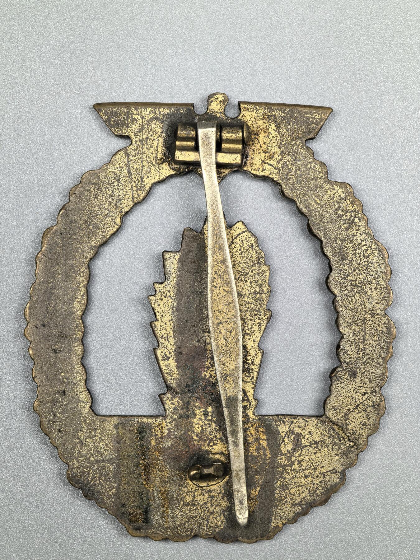 小驴勋章奖章收藏3月28日周六晚六点拍卖（珍爱和平，收藏战争，铭记历史，勿忘国耻，忠党爱国。有偿代拍，送拍规则在简介最后，参拍须阅读规则后再参拍，关系到运费包装发货时效真假辨别等关键信息，拍卖时不再发原图，看大图店主微信码在拍卖店铺介绍里） 得三海军扫雷奖章，铜合金镀金，钩损