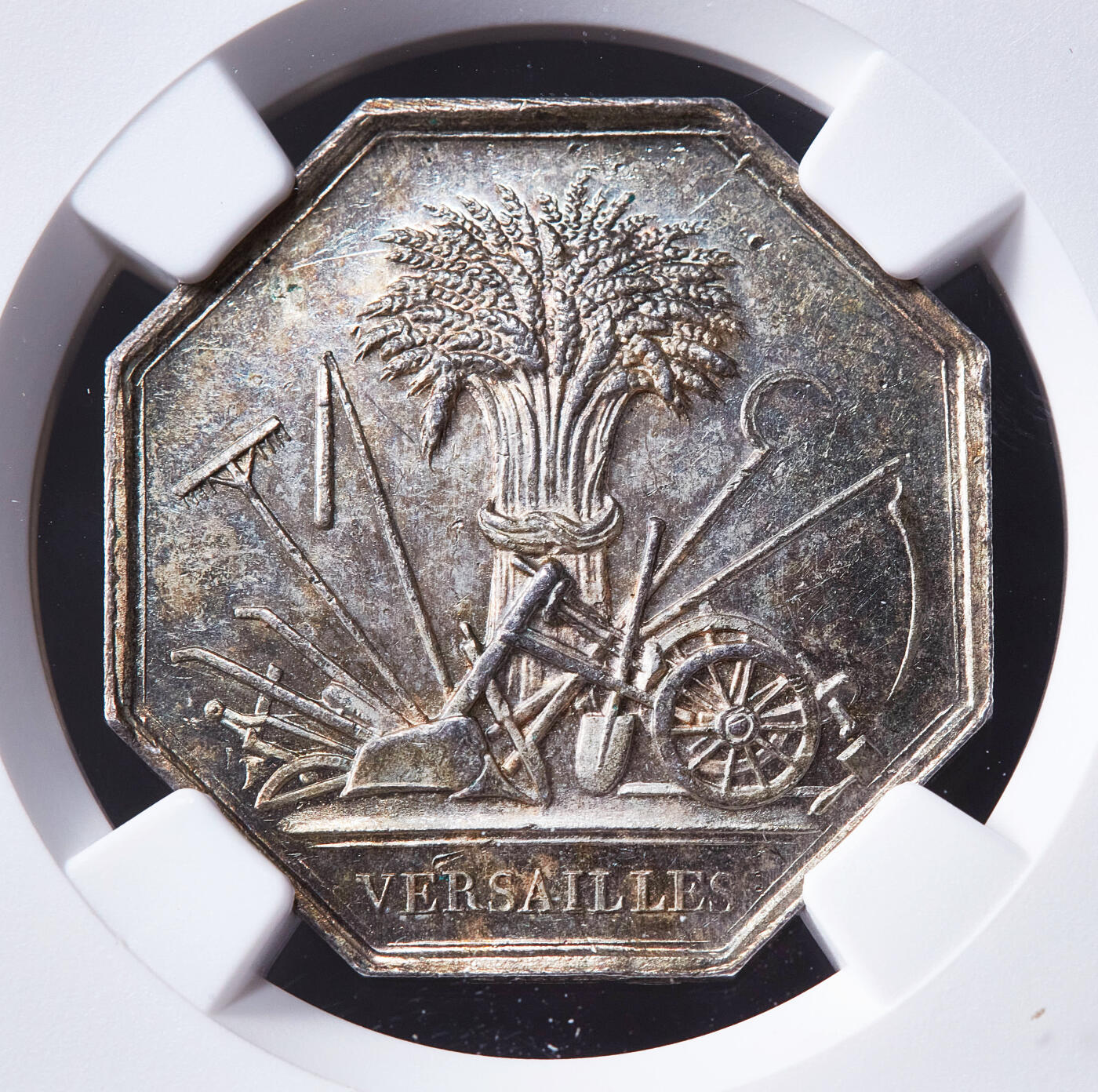 【俄甄集藏】2026年(050)04-01星期三 晚 19:30 全场包邮 法国塞纳-瓦兹省1845-1860年农业与艺术协会银质八角代用币章，NGC MS63，五彩包浆，手指铭