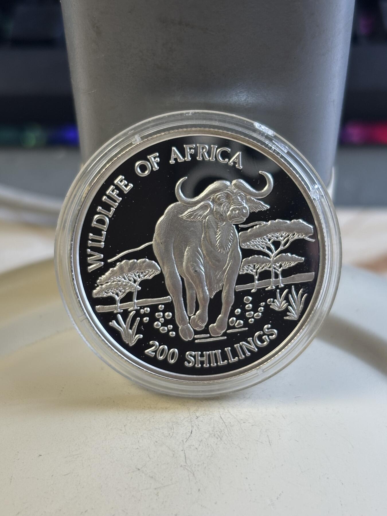第195期拍卖 稀少坦桑尼亚1997年珍惜动物野牛精制纪念银币，500银，20克，发行5000枚，塑料盒有裂痕