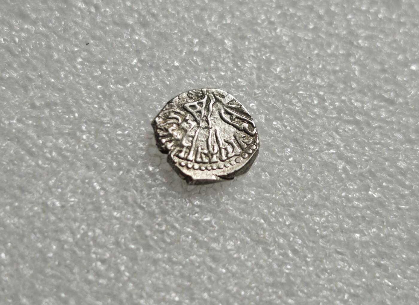 瓶子🏺第234期拍卖会  公元395年 西萨特拉普王朝（西郡太守）古印度西萨特拉普王朝（Western Kshatrapas）的小型银币，俗称“西郡太守银币”，属于丝绸之路沿线的重要货币类型