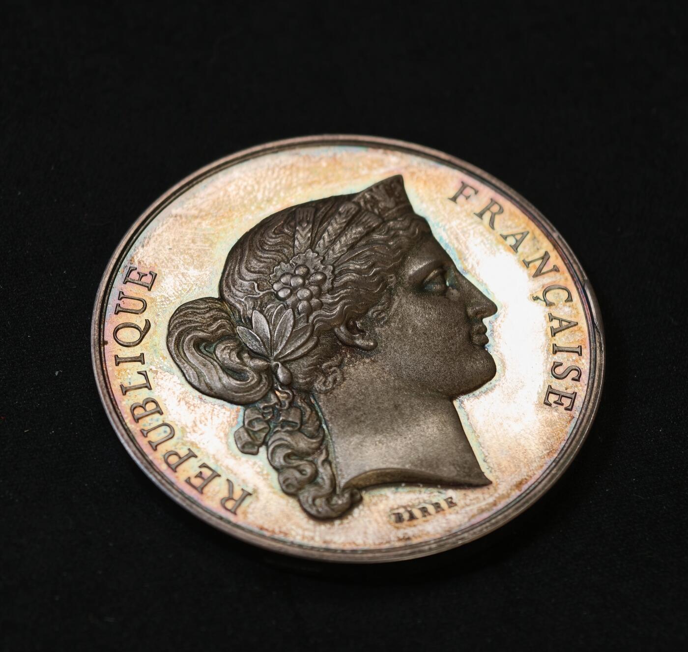 “方寸甄品”甄品场，甄臻铺-世界币章拍卖（第57期，直播拍卖），送拍享返佣金等优惠多多 1876年法国农业与商业部颁发的纪念银章，直径50.7毫米，重65.2克，蜜蜂边铭。正面是法国共和女神头像，背面环绕花环装饰，刻有