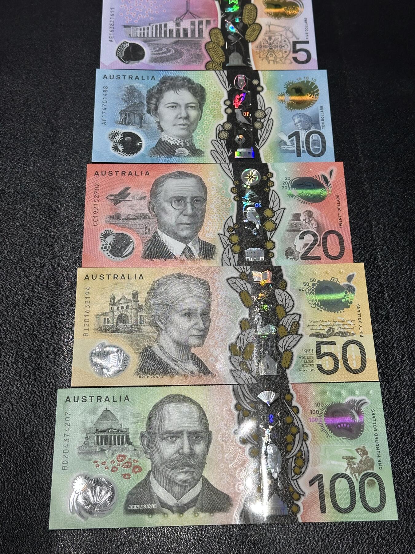 《外钞收藏家》第六百二十一期（精选场）（长期征集拍品、欢迎藏友们联系合作） 澳大利亚最新版5-100澳元 五张一起 全新全新UNC