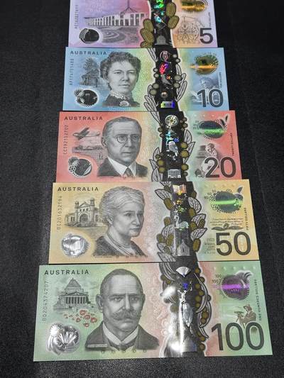《外钞收藏家》第六百二十一期（精选场）（长期征集拍品、欢迎藏友们联系合作） - 澳大利亚最新版5-100澳元 五张一起 全新全新UNC