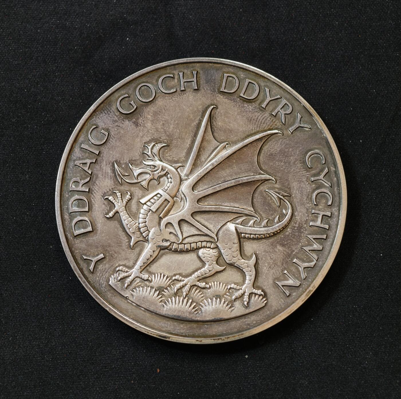 “方寸甄品”甄品场，甄臻铺-世界币章拍卖（第57期，直播拍卖），送拍享返佣金等优惠多多 1969年英国威尔士亲王加冕银质纪念章，直径57毫米，重97.172克，925银标记，带原装盒。正面是威尔士亲王查尔斯头像，背面是威尔士龙