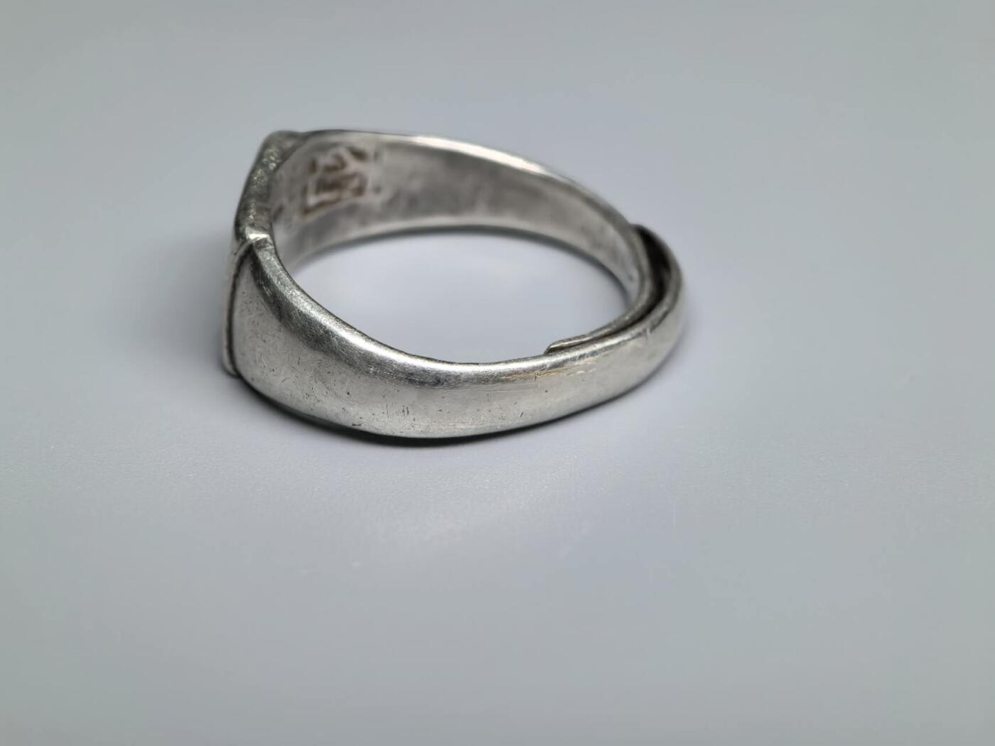 小驴勋章奖章收藏3月28日周六晚六点拍卖（珍爱和平，收藏战争，铭记历史，勿忘国耻，忠党爱国。有偿代拍，送拍规则在简介最后，参拍须阅读规则后再参拍，关系到运费包装发货时效真假辨别等关键信息，拍卖时不再发原图，看大图店主微信码在拍卖店铺介绍里） 民国戒指 内戳是天津银楼 天增和 足纹 ，银质