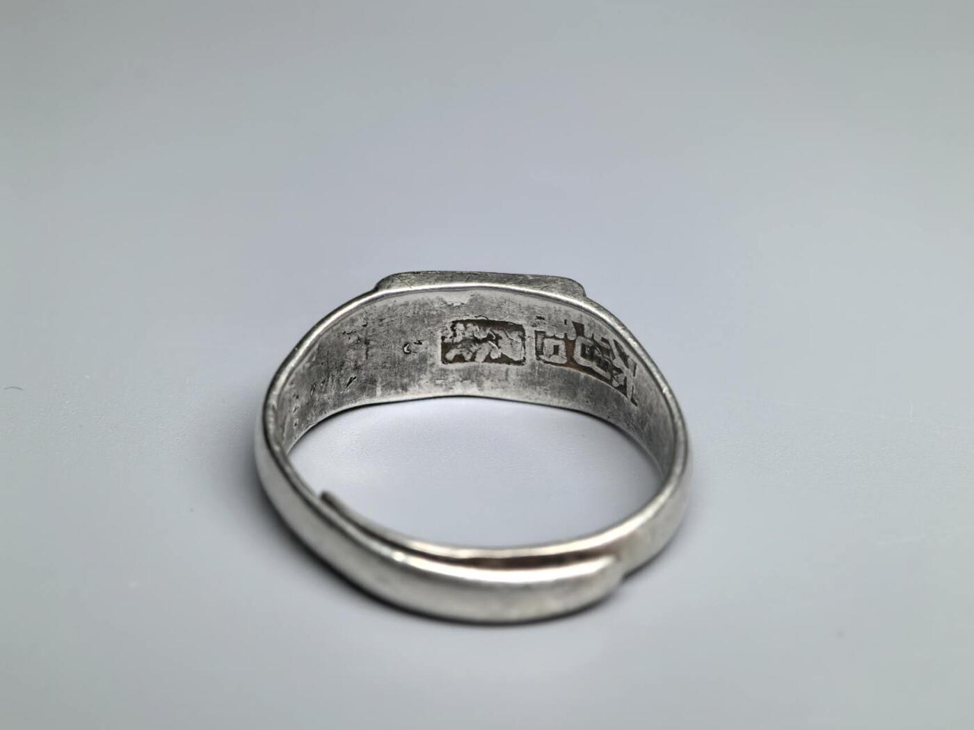 小驴勋章奖章收藏3月28日周六晚六点拍卖（珍爱和平，收藏战争，铭记历史，勿忘国耻，忠党爱国。有偿代拍，送拍规则在简介最后，参拍须阅读规则后再参拍，关系到运费包装发货时效真假辨别等关键信息，拍卖时不再发原图，看大图店主微信码在拍卖店铺介绍里） 民国戒指 内戳是天津银楼 天增和 足纹 ，银质